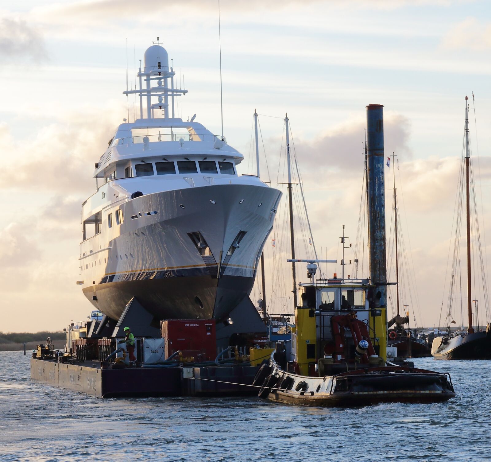 Canon EOS 70D sample photo. Yacht, tug, heavy duty photography