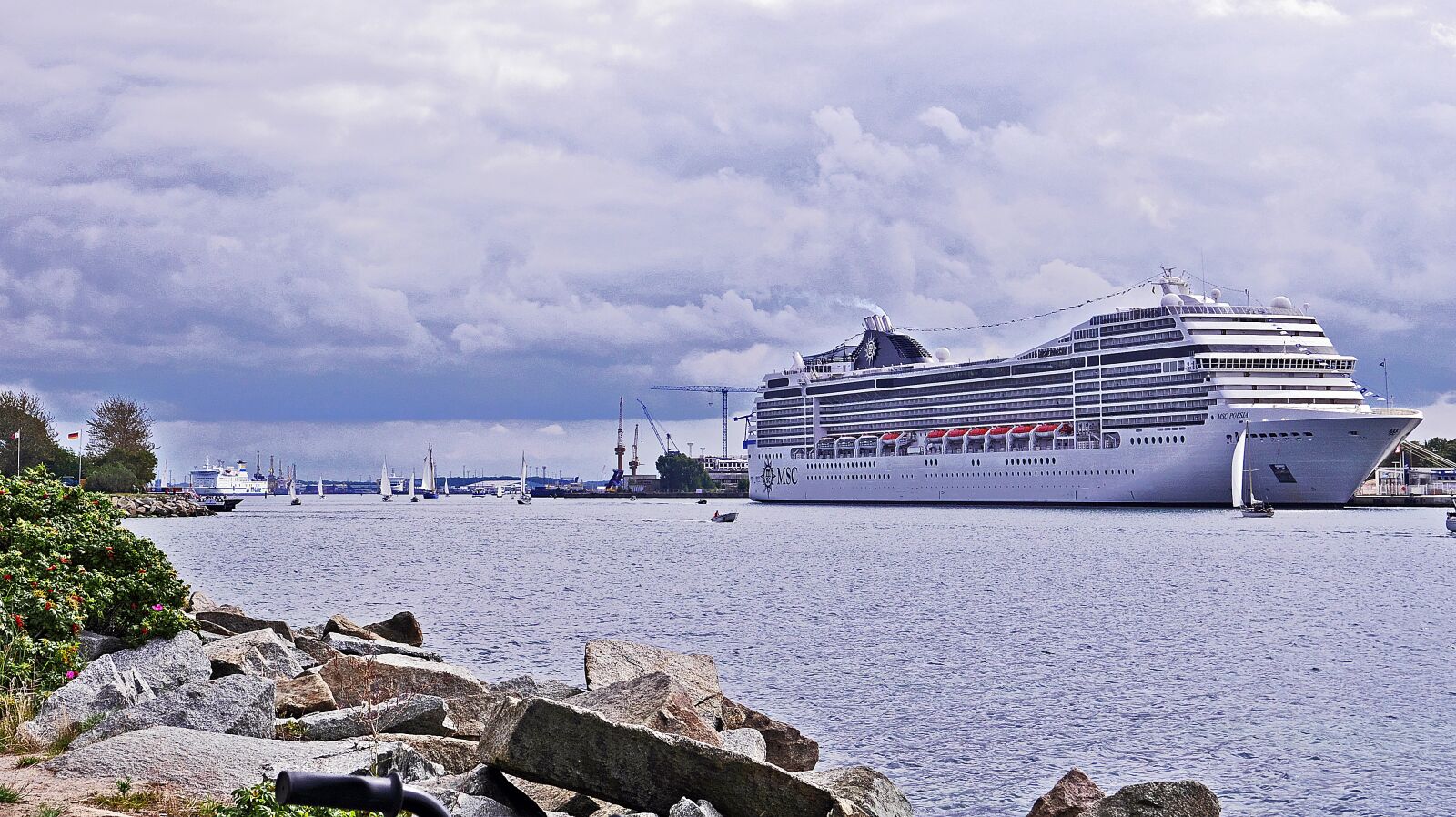 Panasonic Lumix DMC-LX100 sample photo. Rostock, harbour entrance, cruise photography