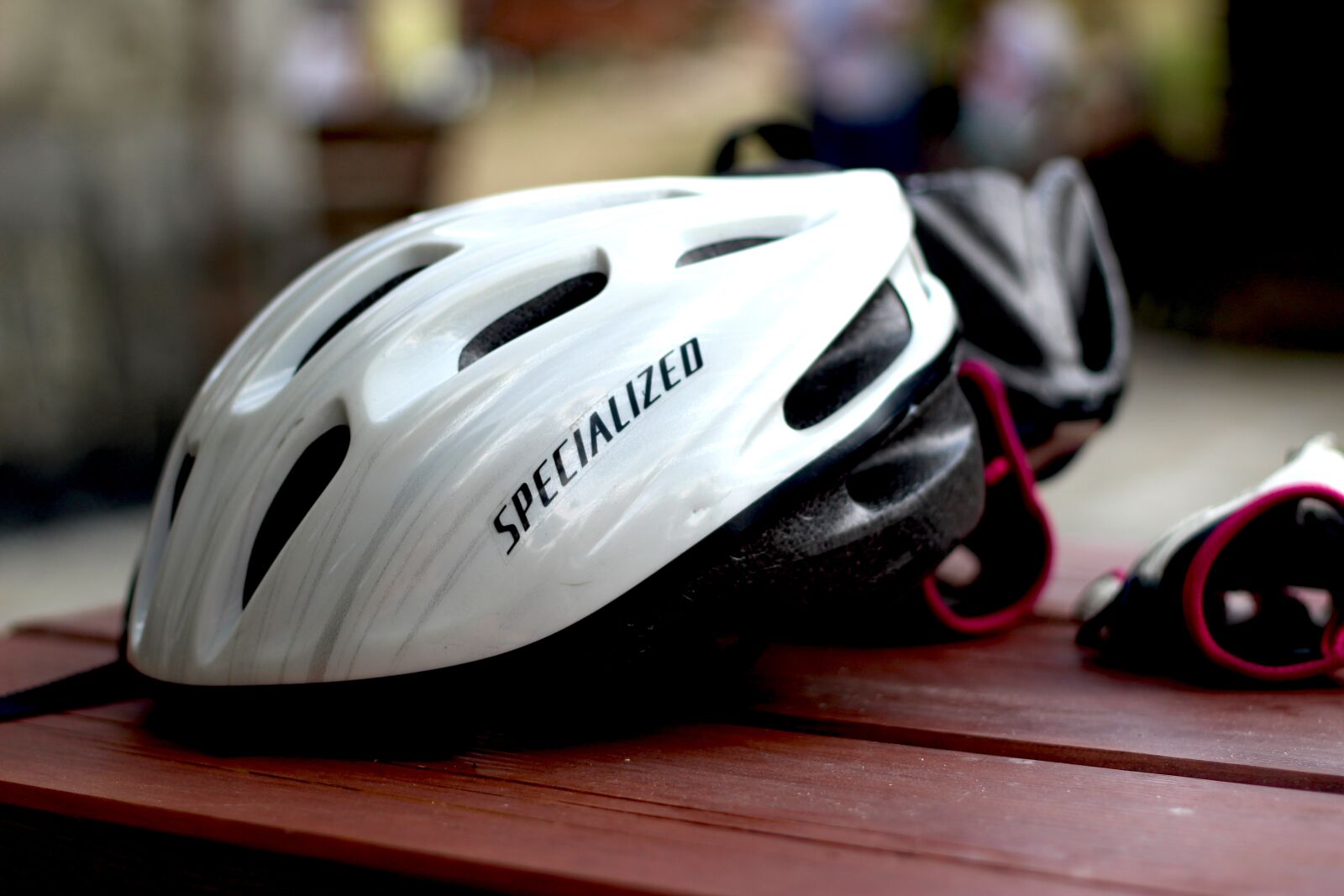 Canon EOS 100D (EOS Rebel SL1 / EOS Kiss X7) + Canon EF 50mm F1.8 II sample photo. Specialized, bike, helmet photography