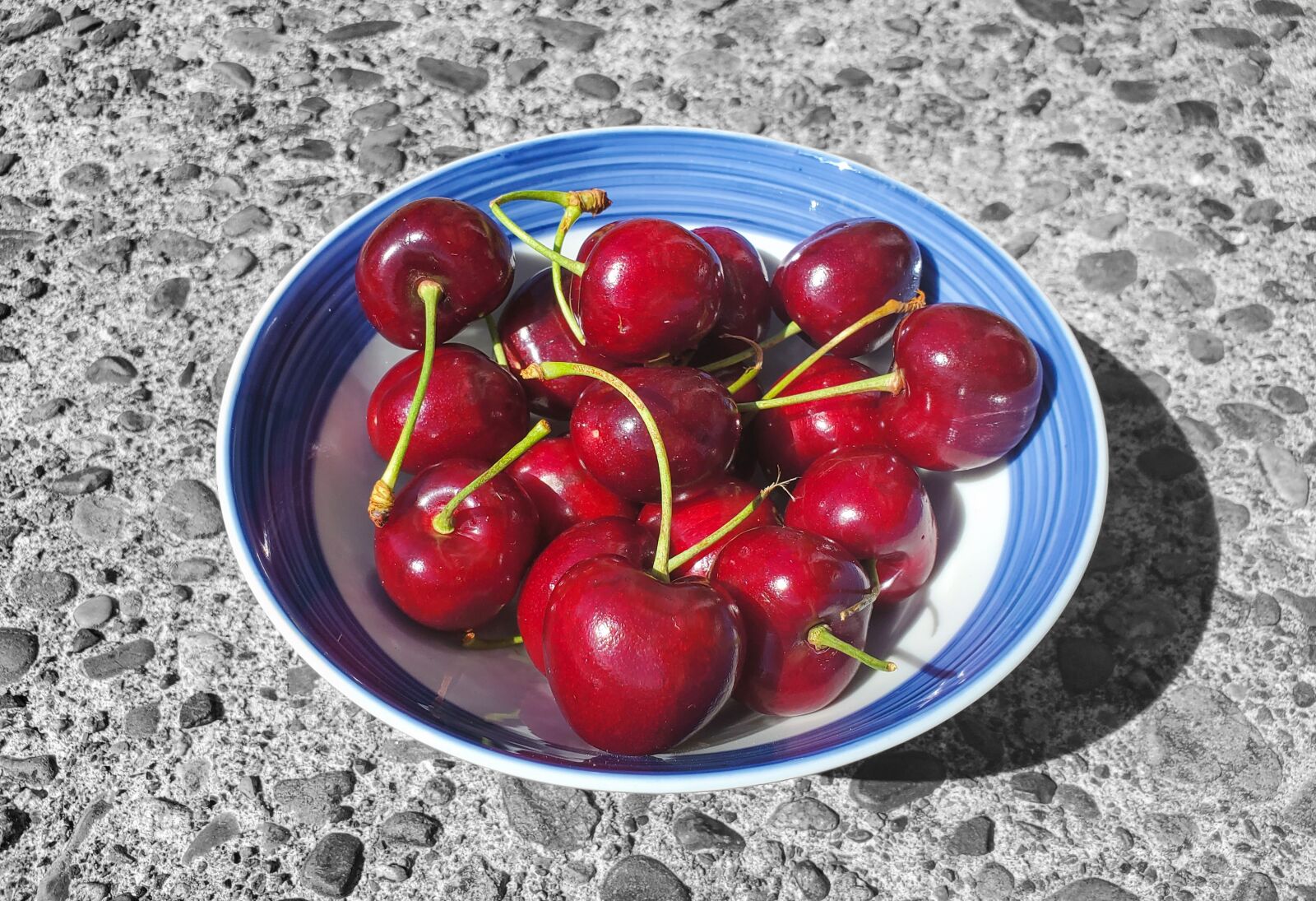 Samsung Galaxy S10e sample photo. Cherries, bowl of cherries photography