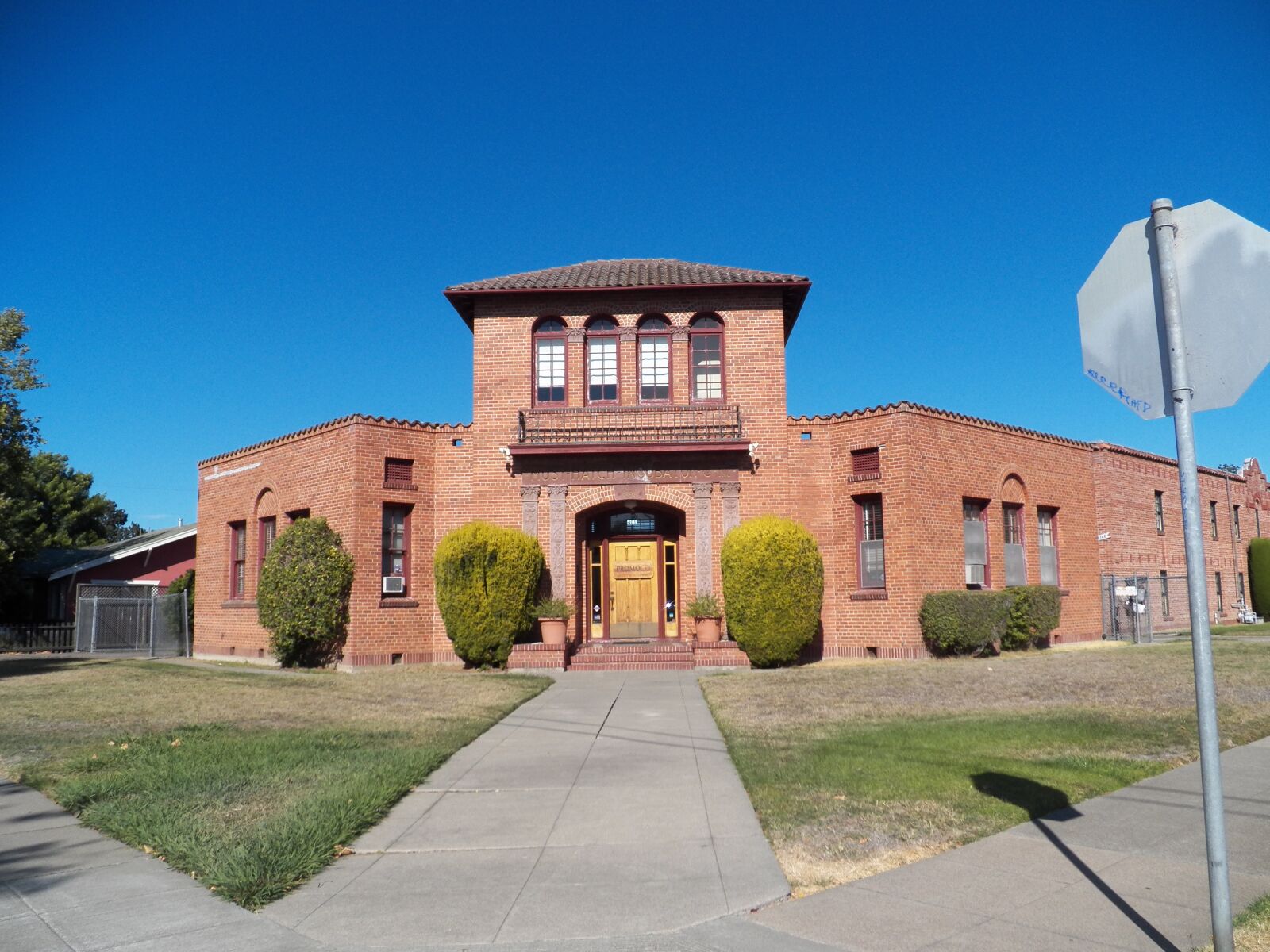 Kodak EasyShare Z990 (EasyShare Max) sample photo. Building, brick, brownstone photography