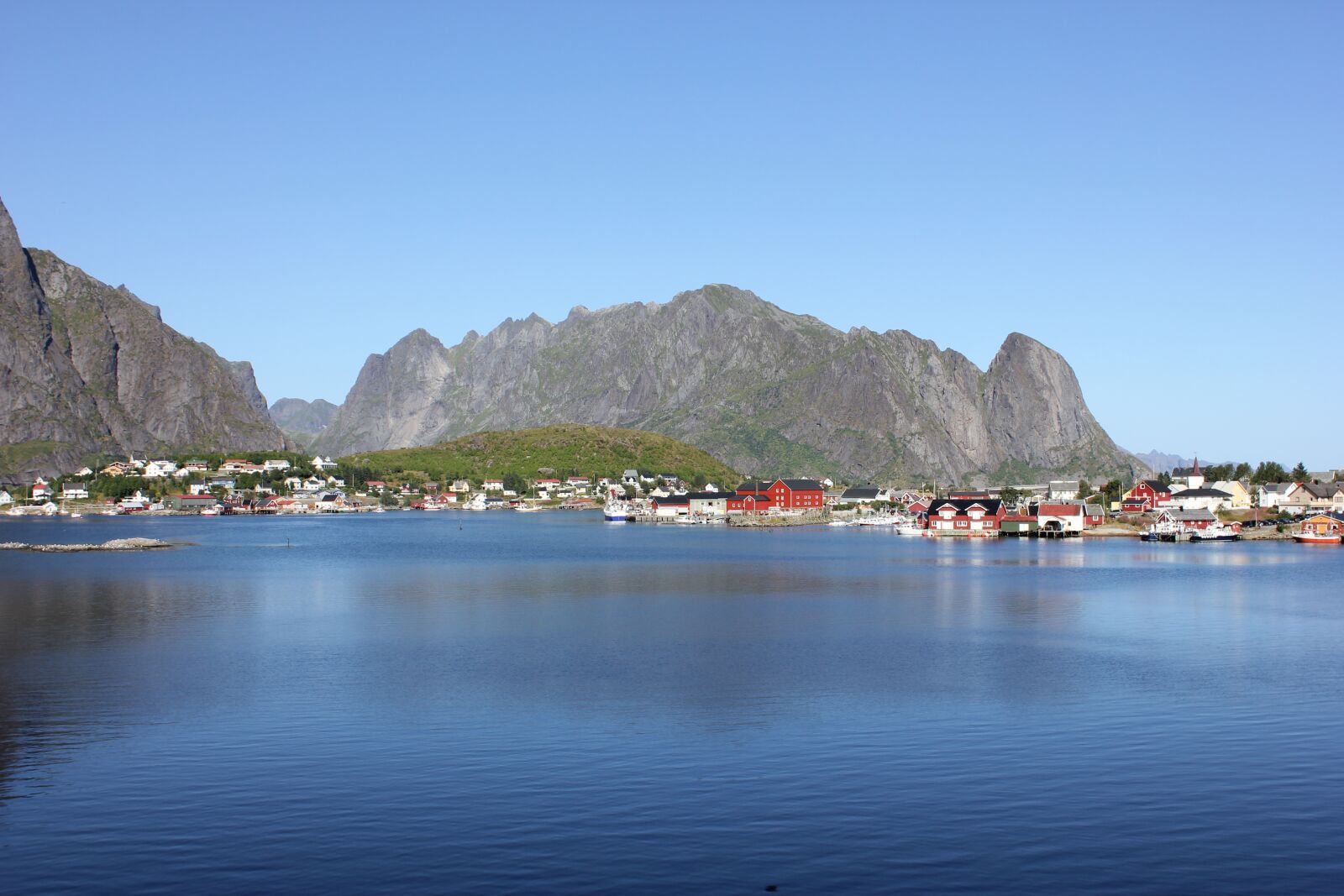 Canon EOS 550D (EOS Rebel T2i / EOS Kiss X4) sample photo. Lofoten, fishing village, norway photography