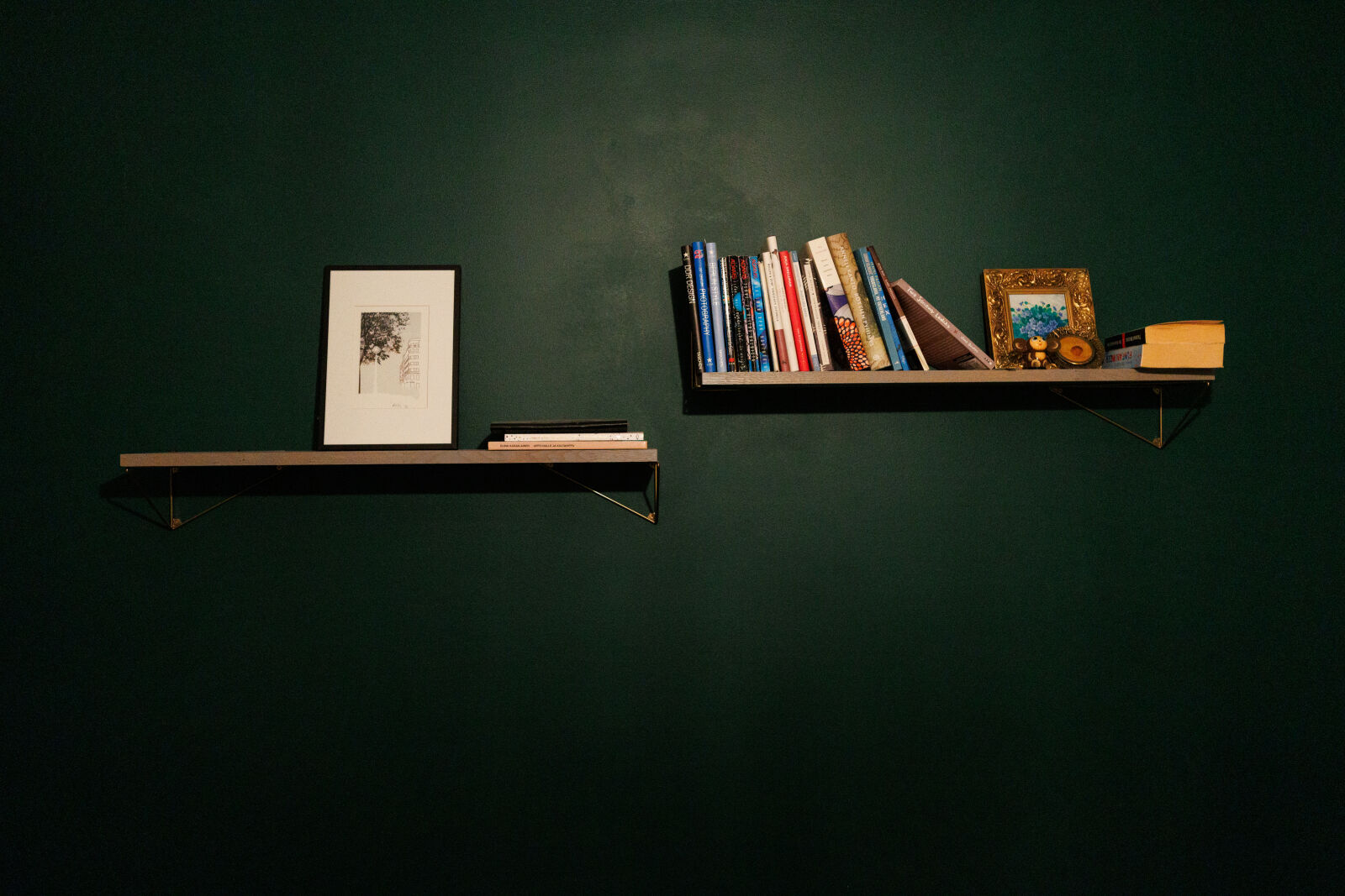 Canon EOS R7 sample photo. Wall shelf photography