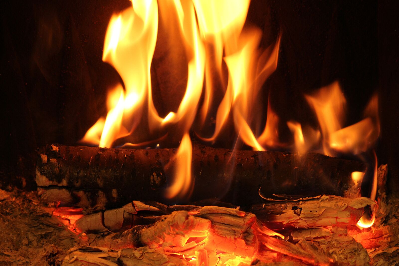 Canon EOS 1200D (EOS Rebel T5 / EOS Kiss X70 / EOS Hi) sample photo. Fire, flames, burning firewood photography