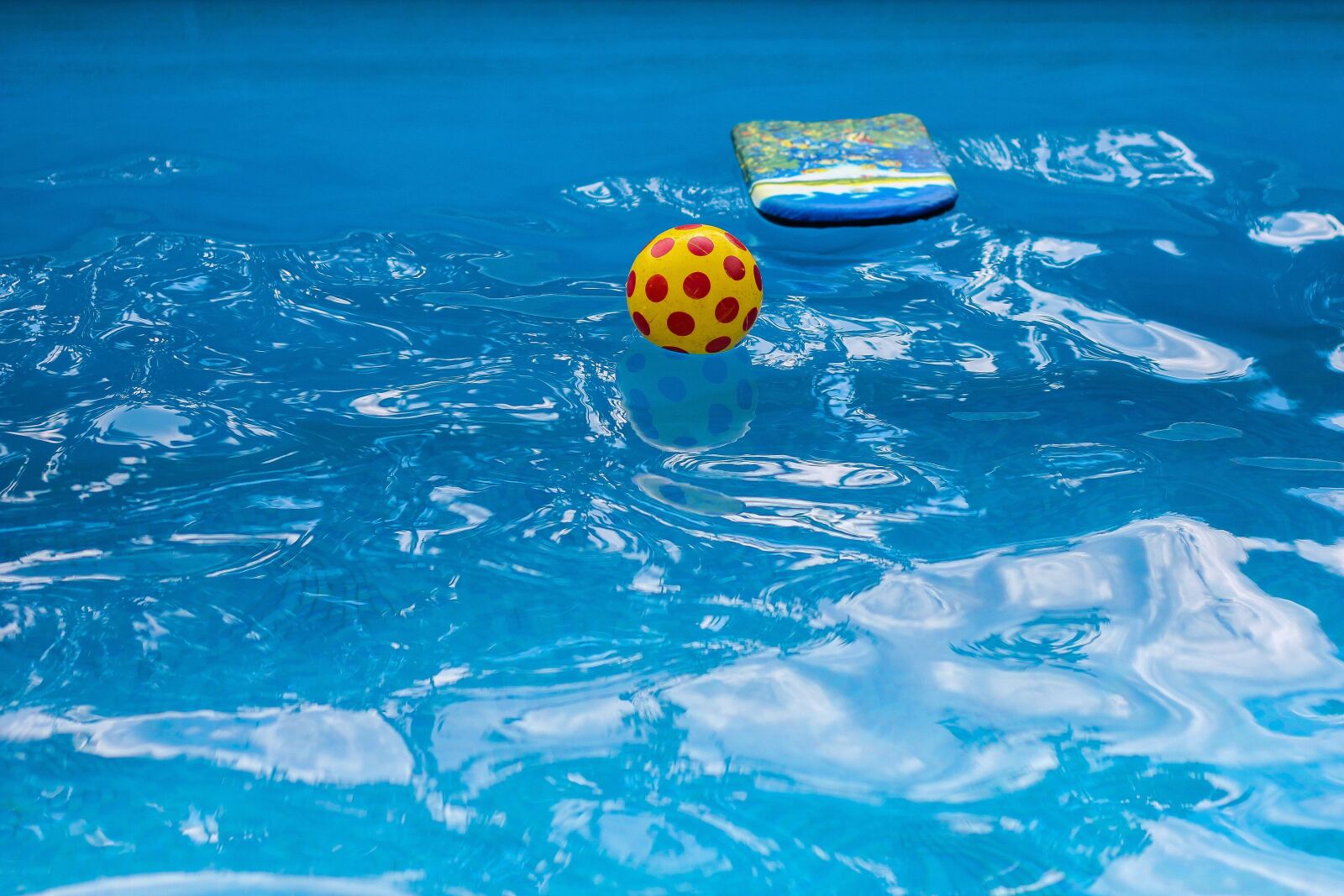 Canon EOS 550D (EOS Rebel T2i / EOS Kiss X4) sample photo. Pool, ball, beach photography