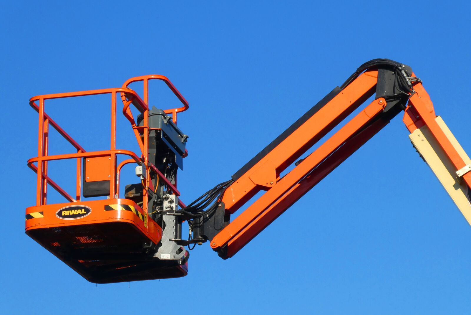 Panasonic Lumix DC-ZS70 (Lumix DC-TZ90) sample photo. Cherry picker, bake, work photography