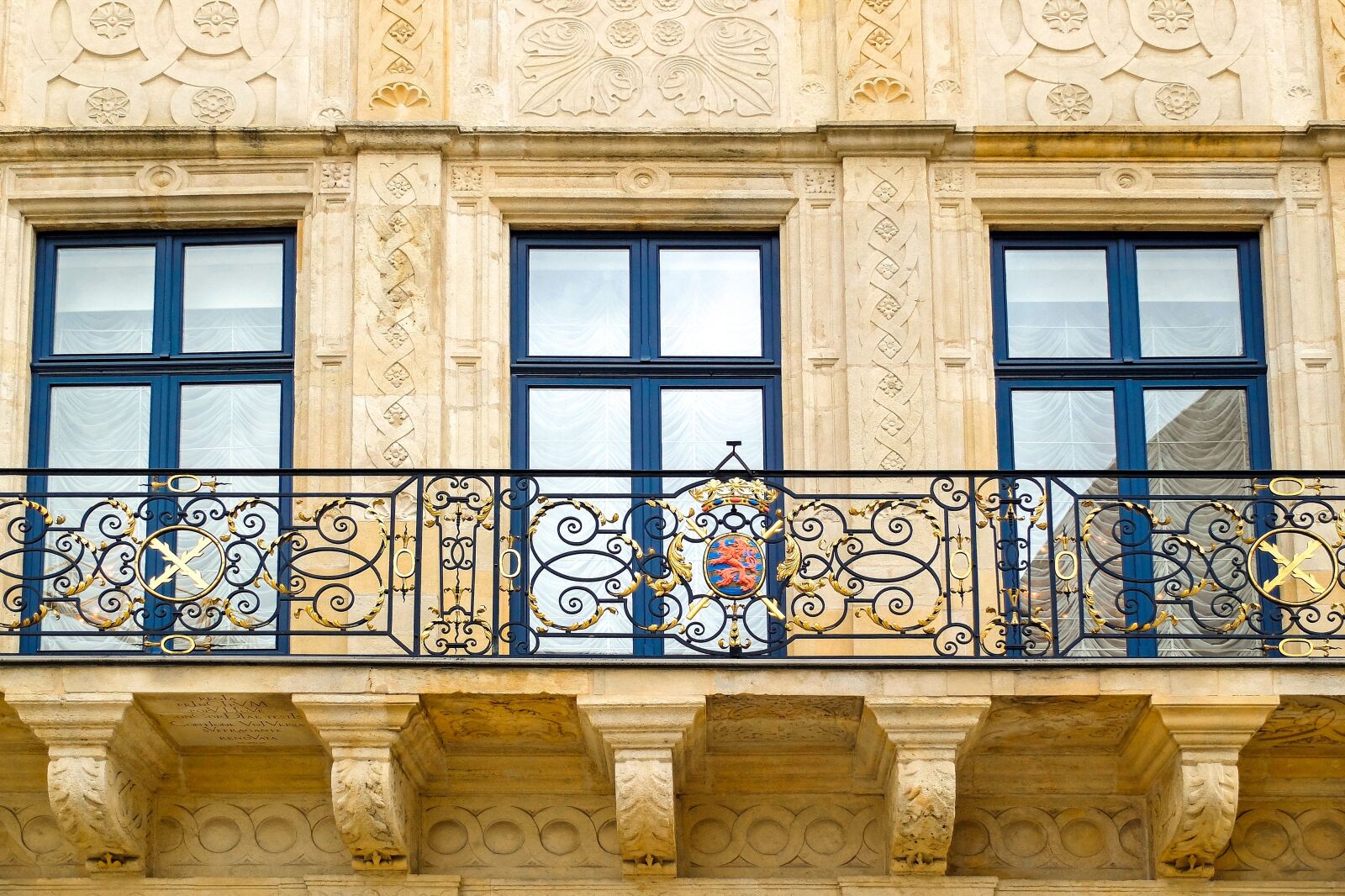Fujifilm X30 sample photo. Balcony, stone, historic photography