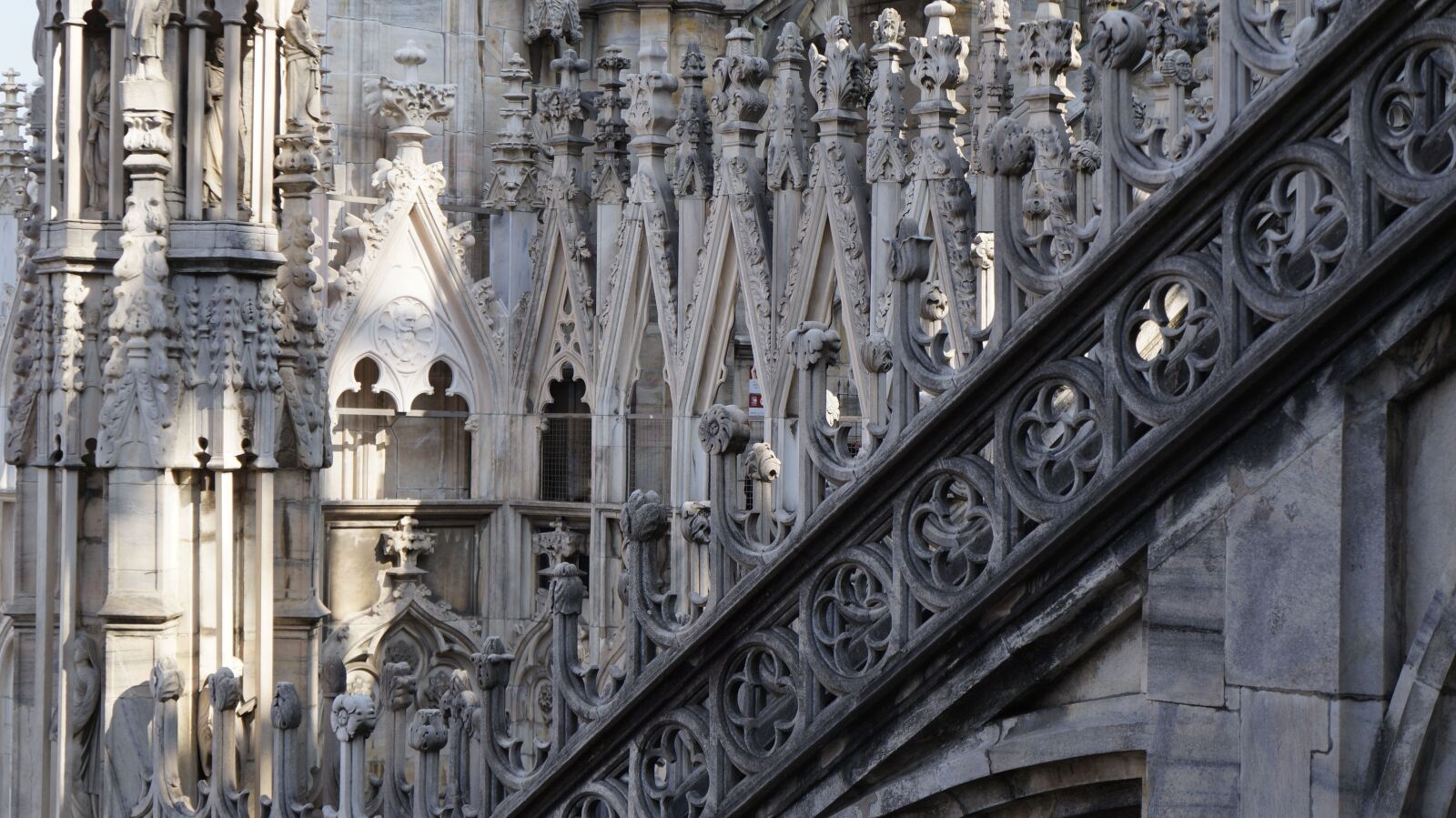Sony Alpha a3000 + Sony E 18-55mm F3.5-5.6 OSS sample photo. Gothic, cathedral, milan photography
