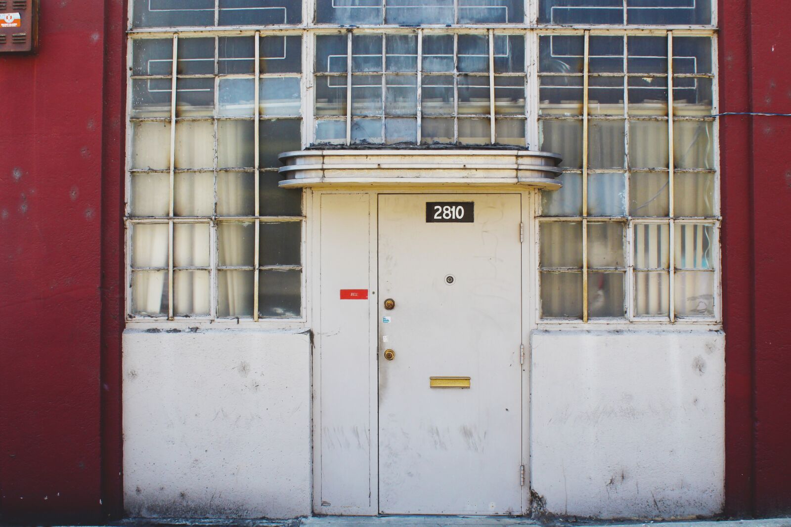 Canon EOS 1300D (EOS Rebel T6 / EOS Kiss X80) sample photo. Door, building, windows photography