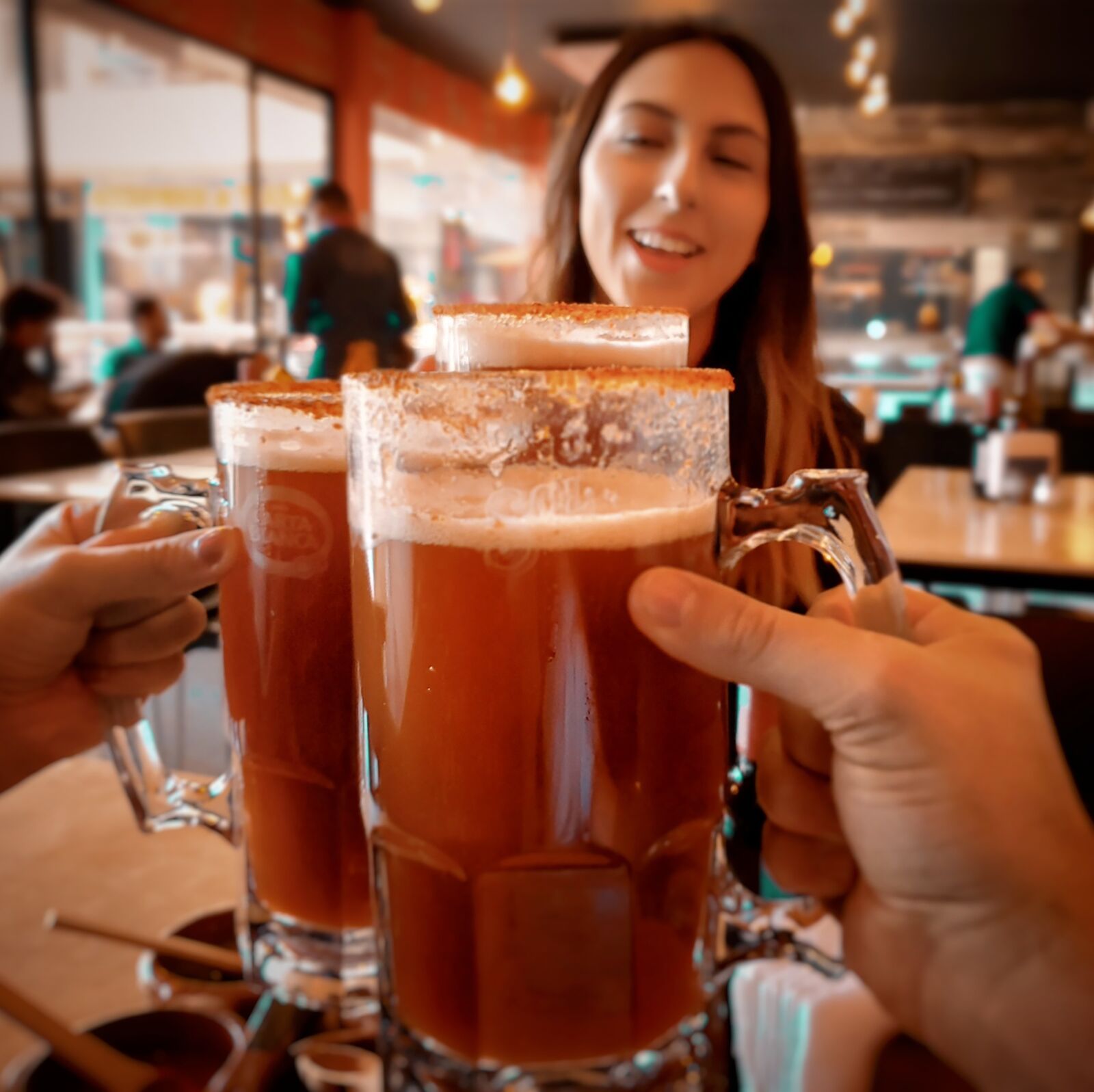 Samsung Galaxy S10+ sample photo. Drinks, friends, beer photography
