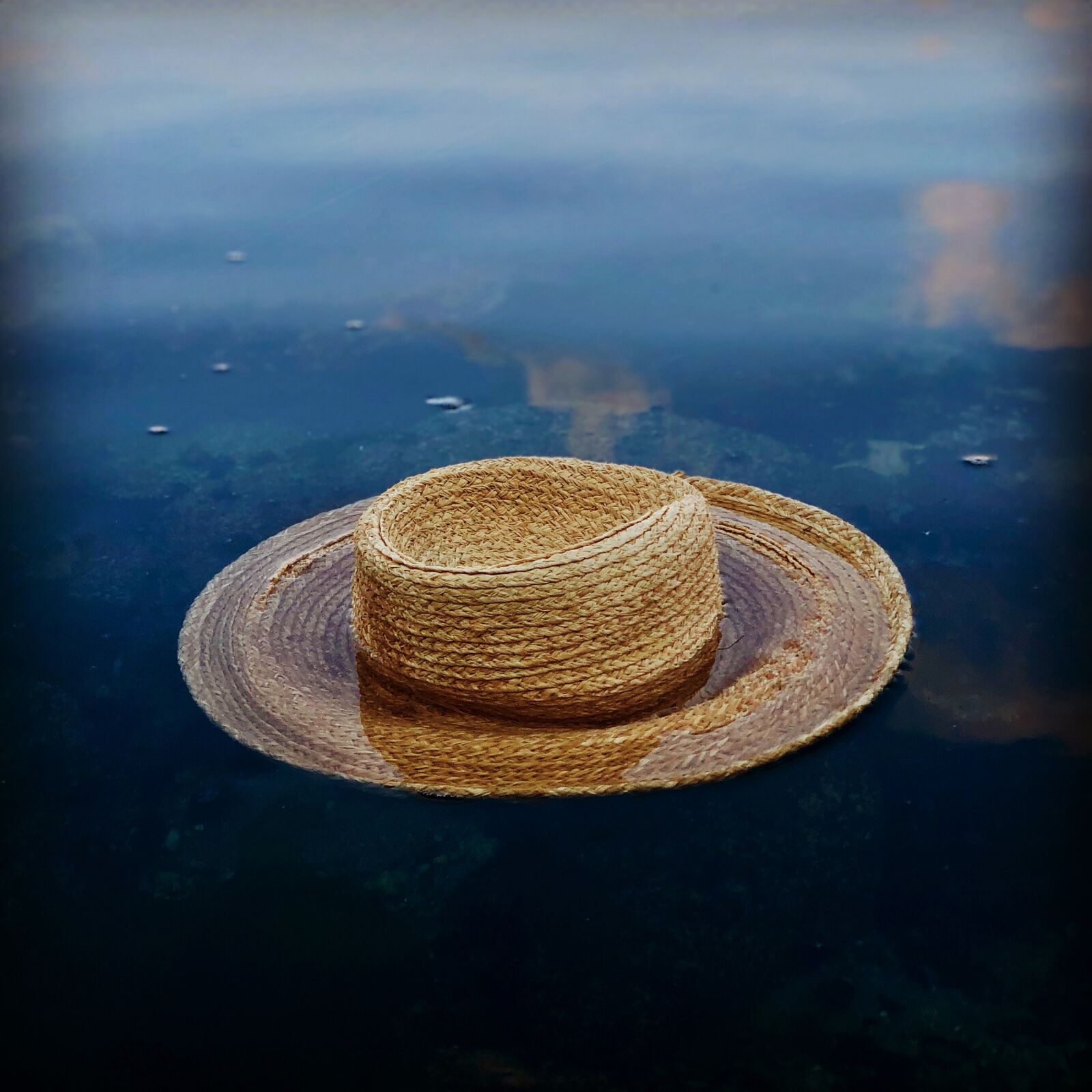 Apple iPhone X sample photo. Hat, beach, water photography