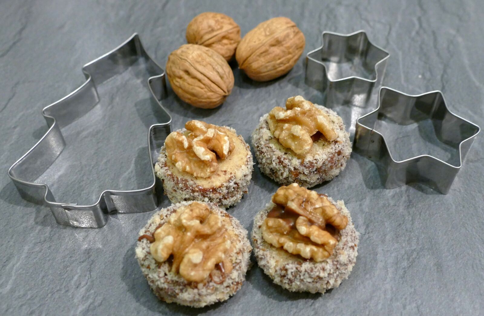 Panasonic Lumix DMC-FZ1000 sample photo. Kissinger bun, christmas baking photography
