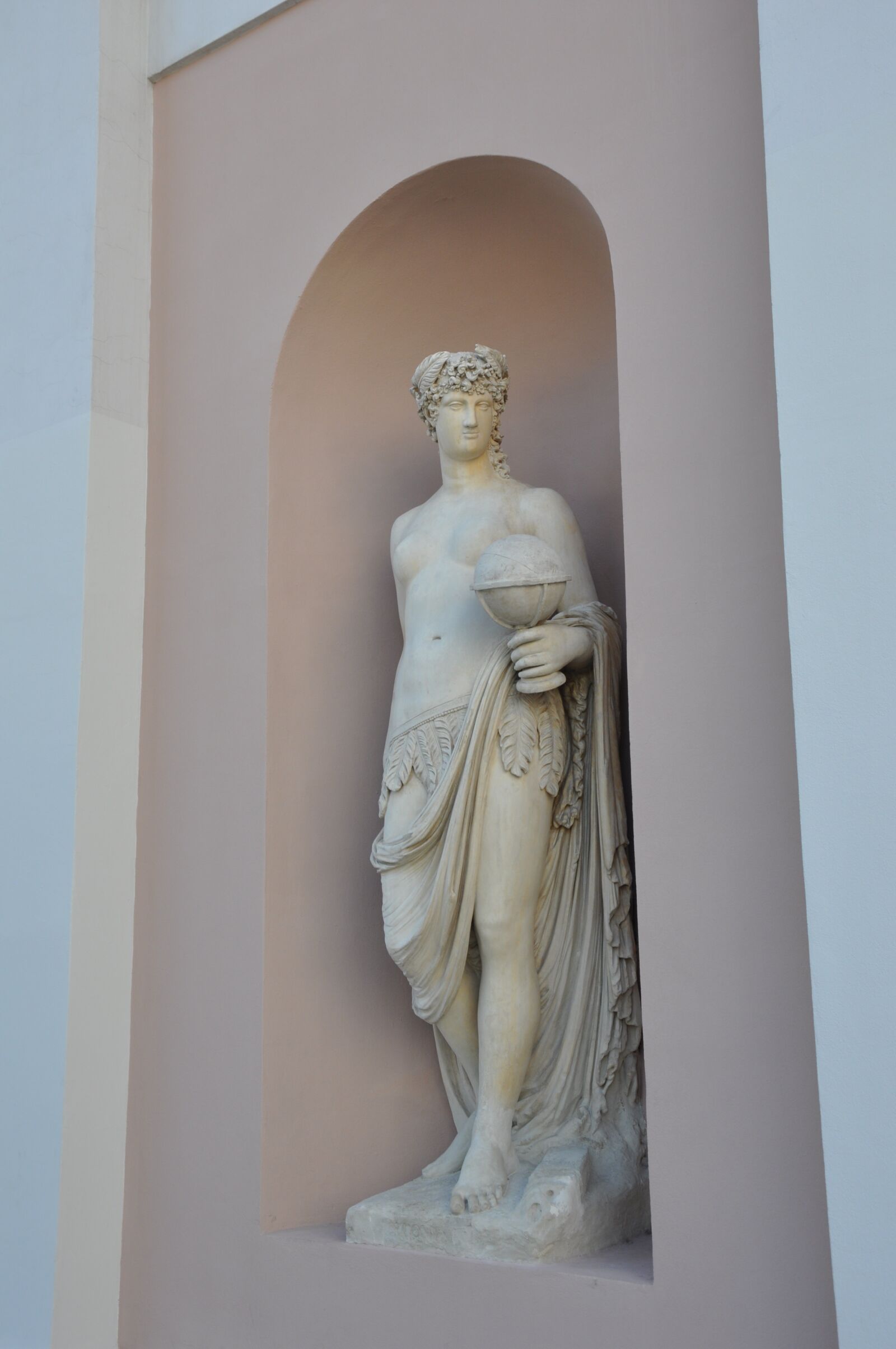 Nikon D90 sample photo. Trieste, statua, donna photography