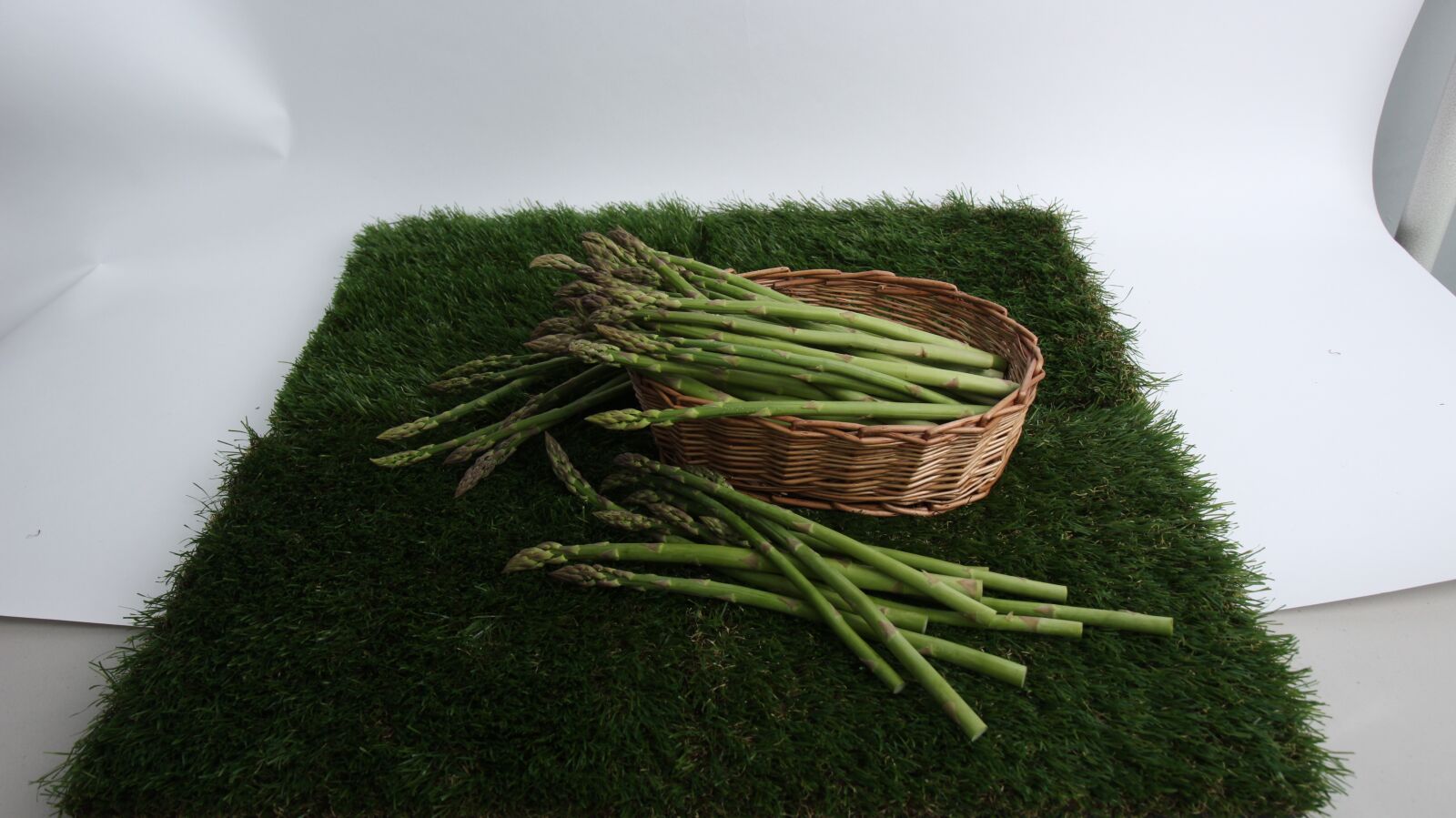 Canon EOS 100D (EOS Rebel SL1 / EOS Kiss X7) sample photo. Asparagus, gangwon asparagus, both photography