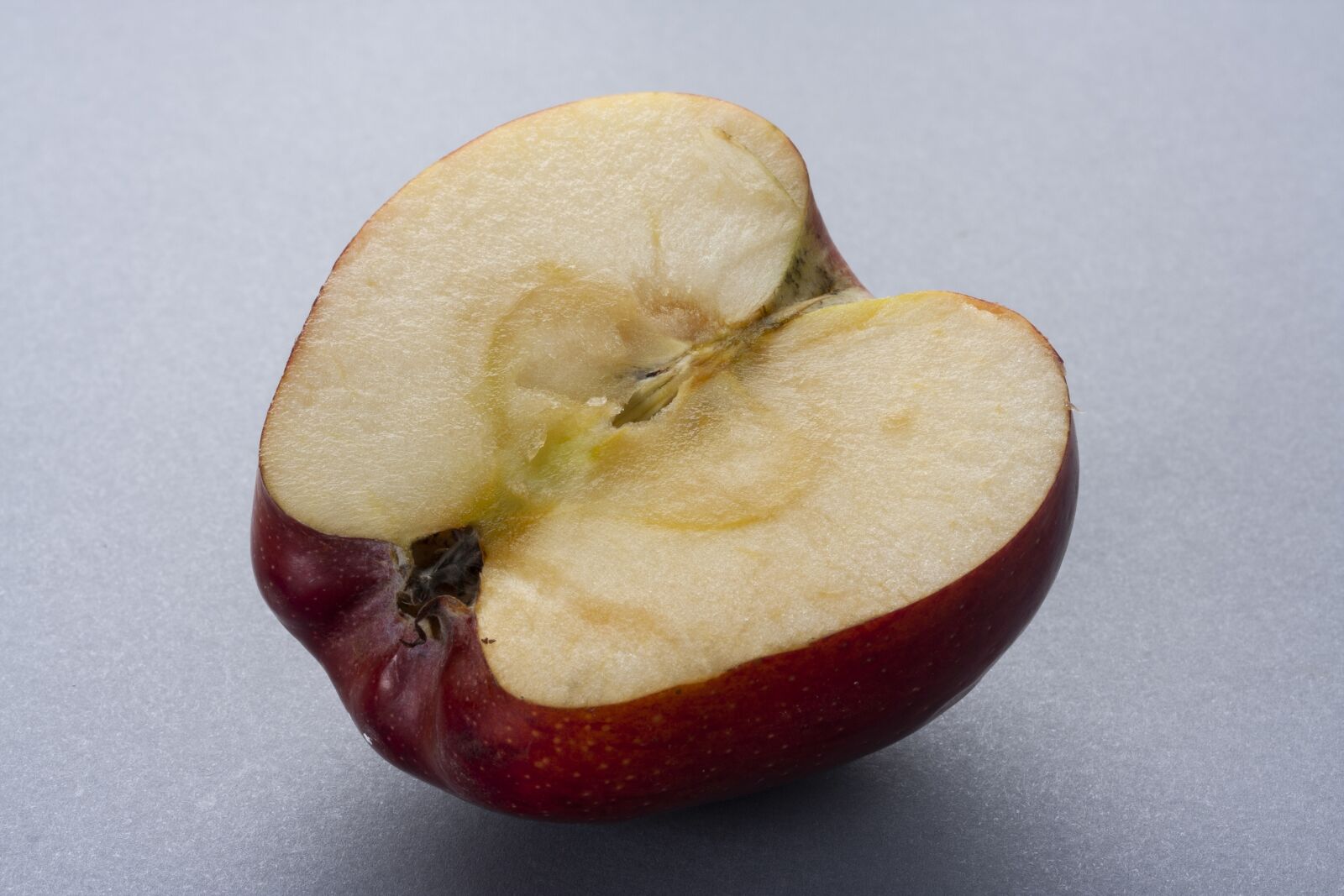 Или кусочек яблока или орешек. Яблоко в разрезе. Срез яблока. Сердцевина яблока. Половина яблока.