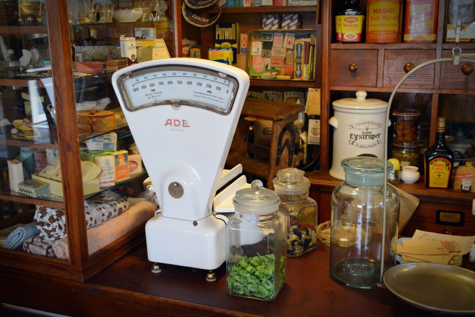 Nikon D5200 sample photo. Old scale, load tresen photography