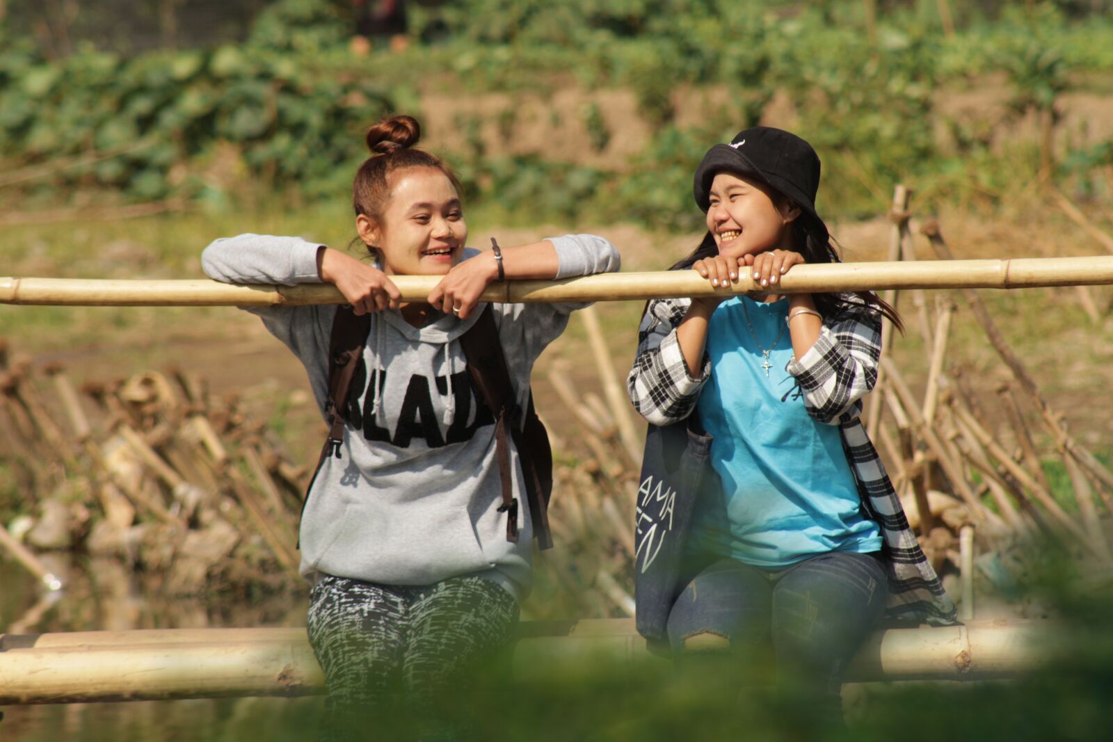 Canon EF75-300mm f/4-5.6 sample photo. Looking, smile, love photography