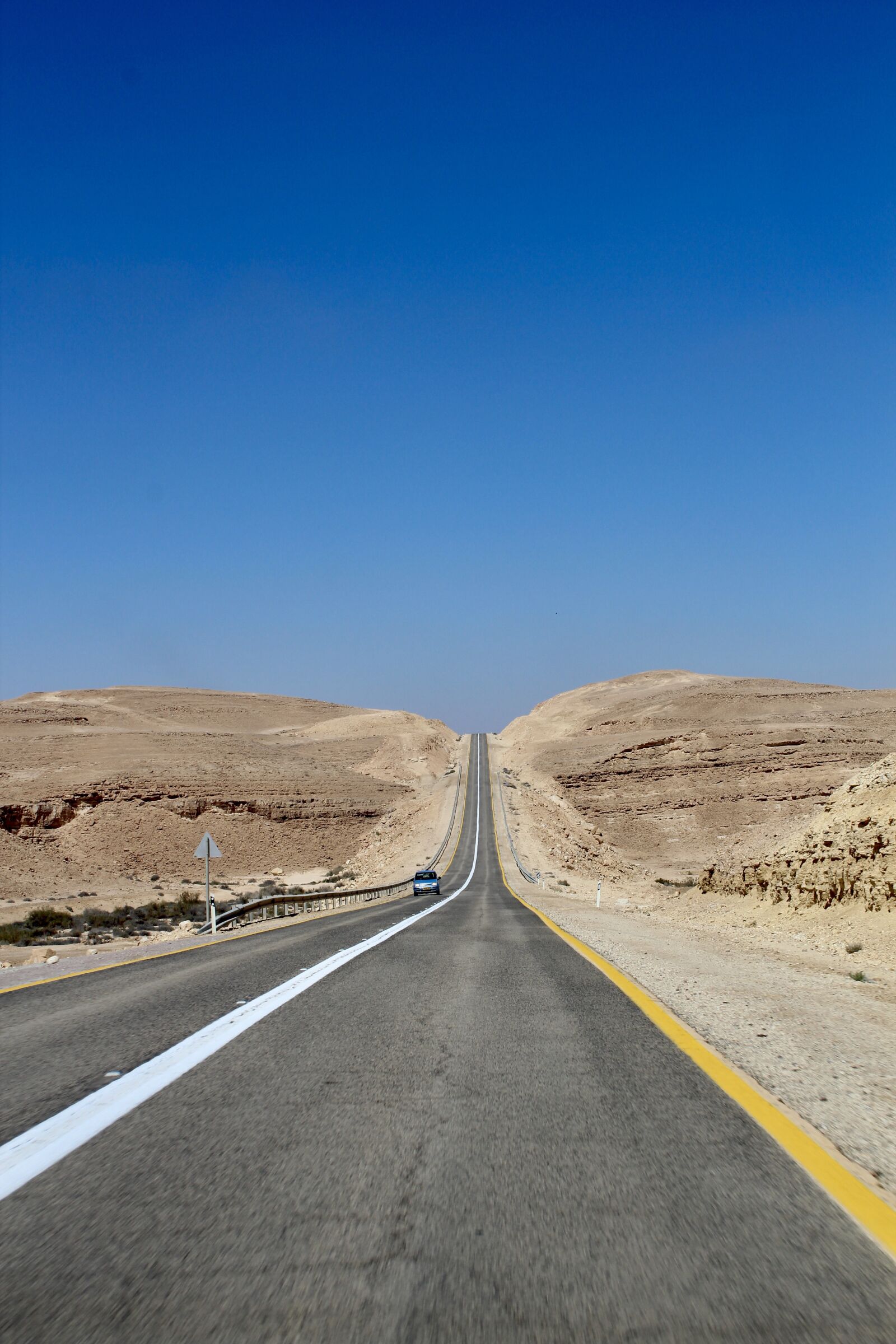 Canon EOS 600D (Rebel EOS T3i / EOS Kiss X5) sample photo. Desert, road, highway photography