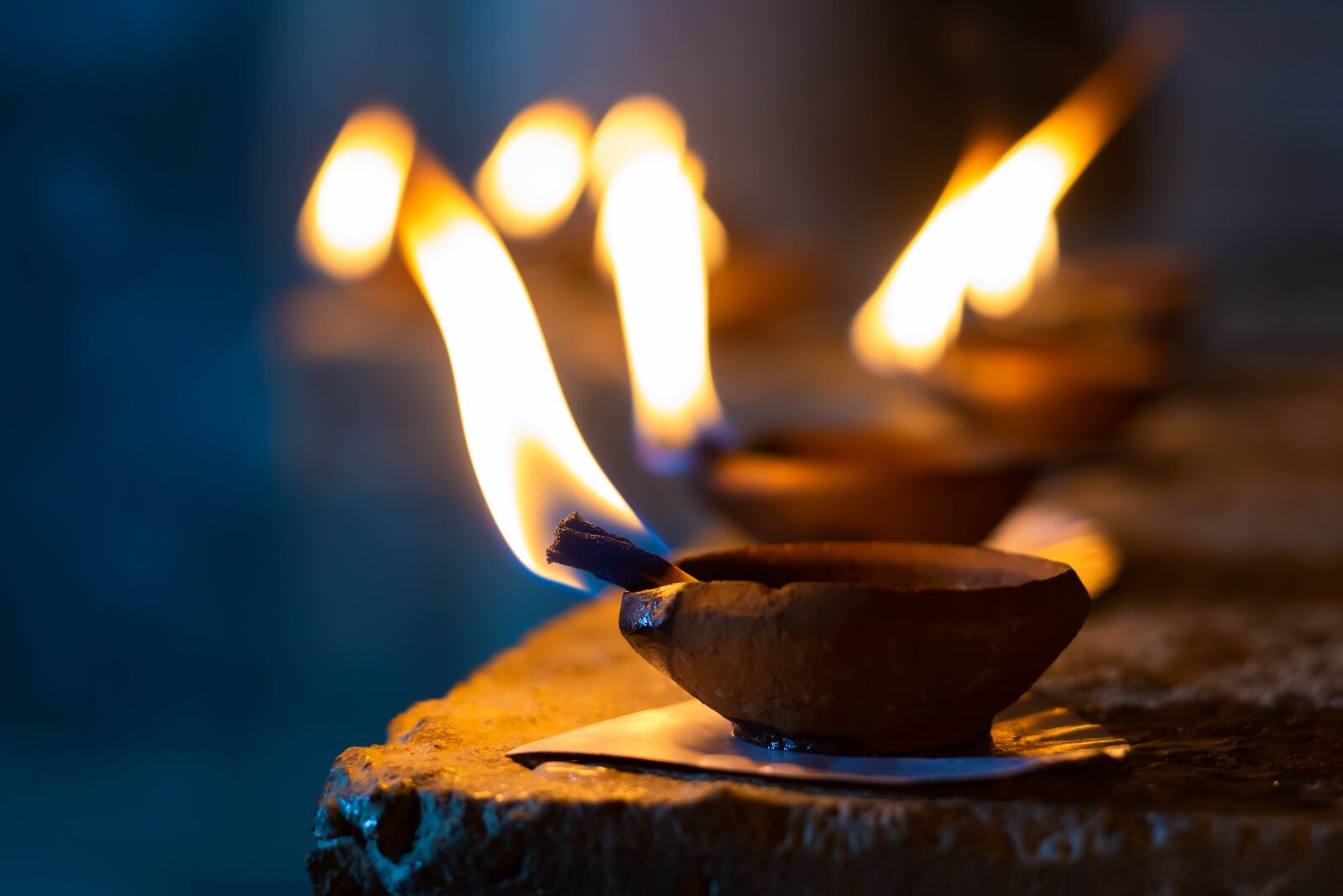 Canon EOS 750D (EOS Rebel T6i / EOS Kiss X8i) sample photo. Oil lamp, light, temple photography