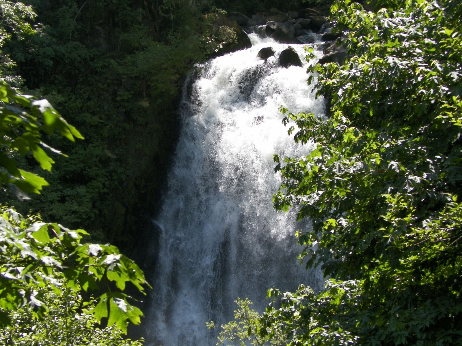 Kodak EASYSHARE Z5010 DIGITAL CAMERA sample photo. Waterfall, green, river photography
