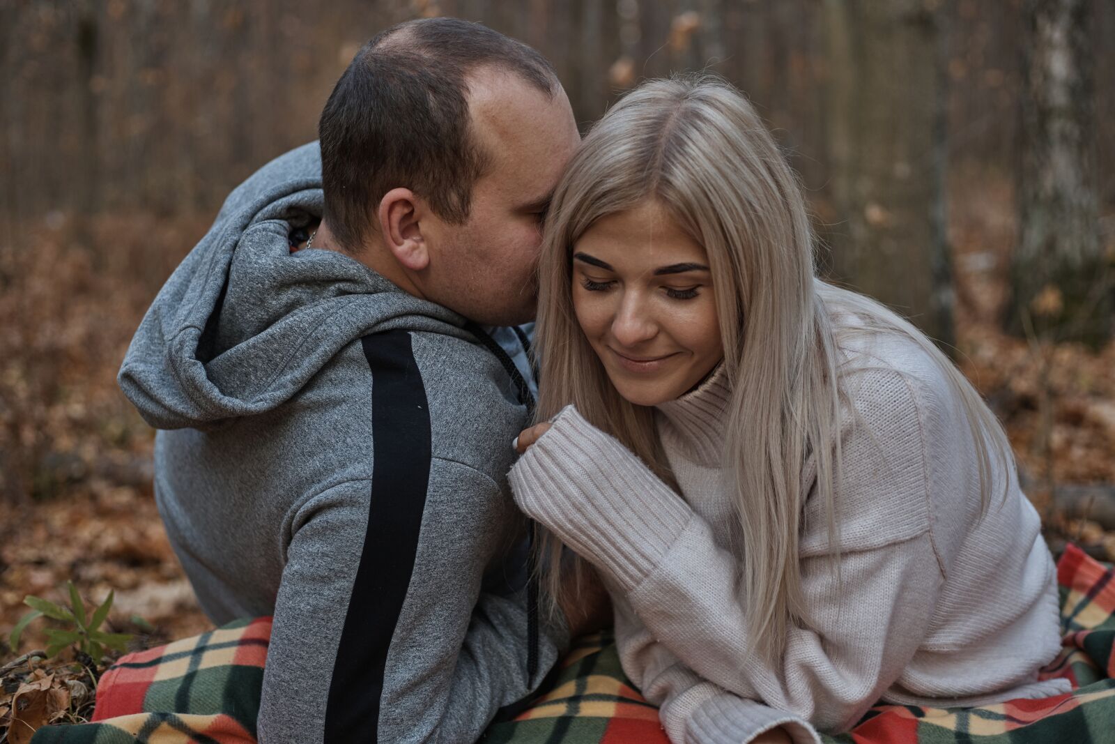 Canon EOS 6D Mark II sample photo. Sweethearts, couple, autumn photography