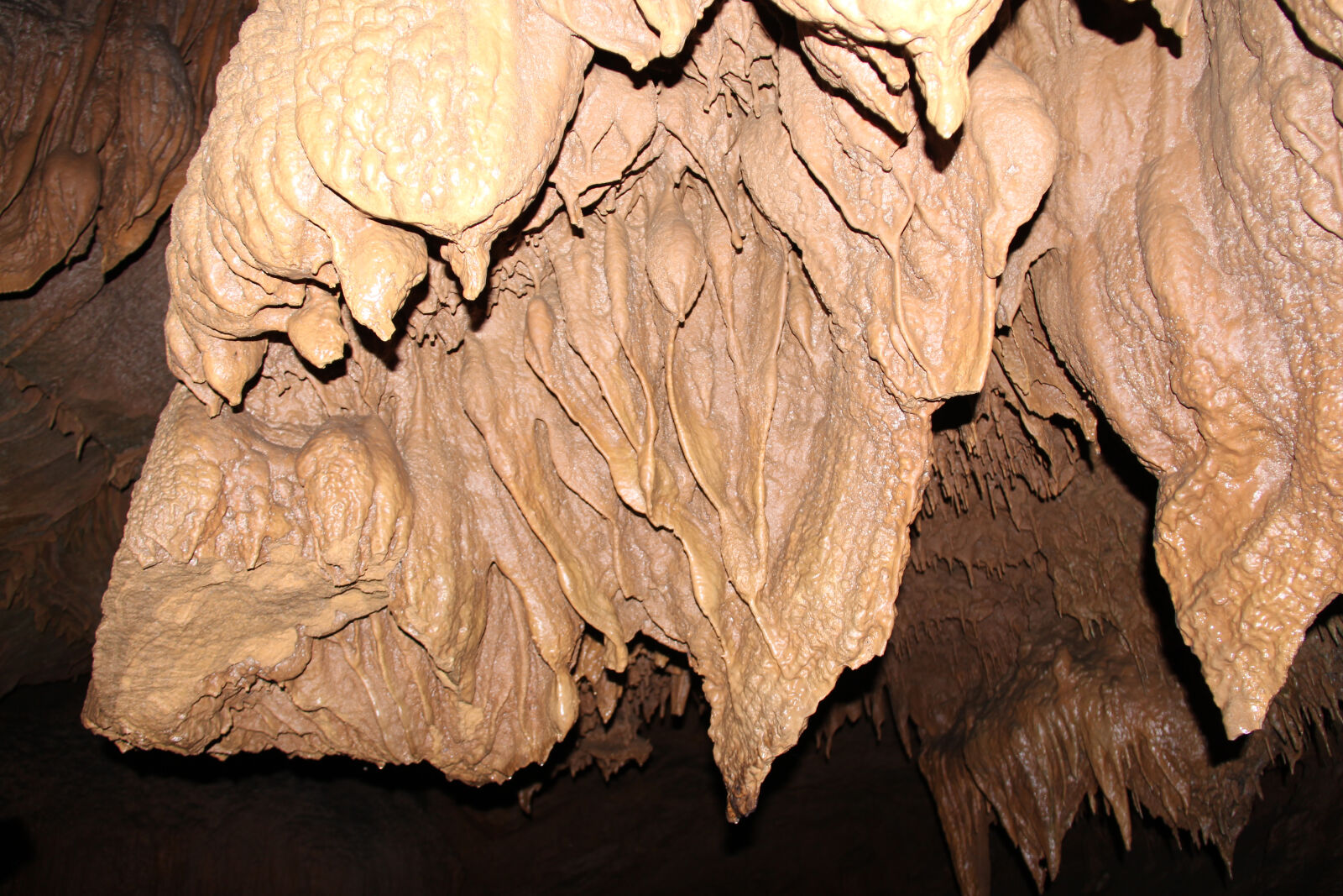 Canon EF-S 18-200mm F3.5-5.6 IS sample photo. Beige, cave, cavern, caverns photography