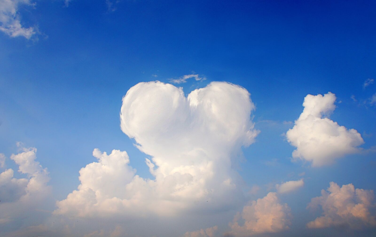 Sony Alpha NEX-C3 sample photo. Sky, clouds, heart photography