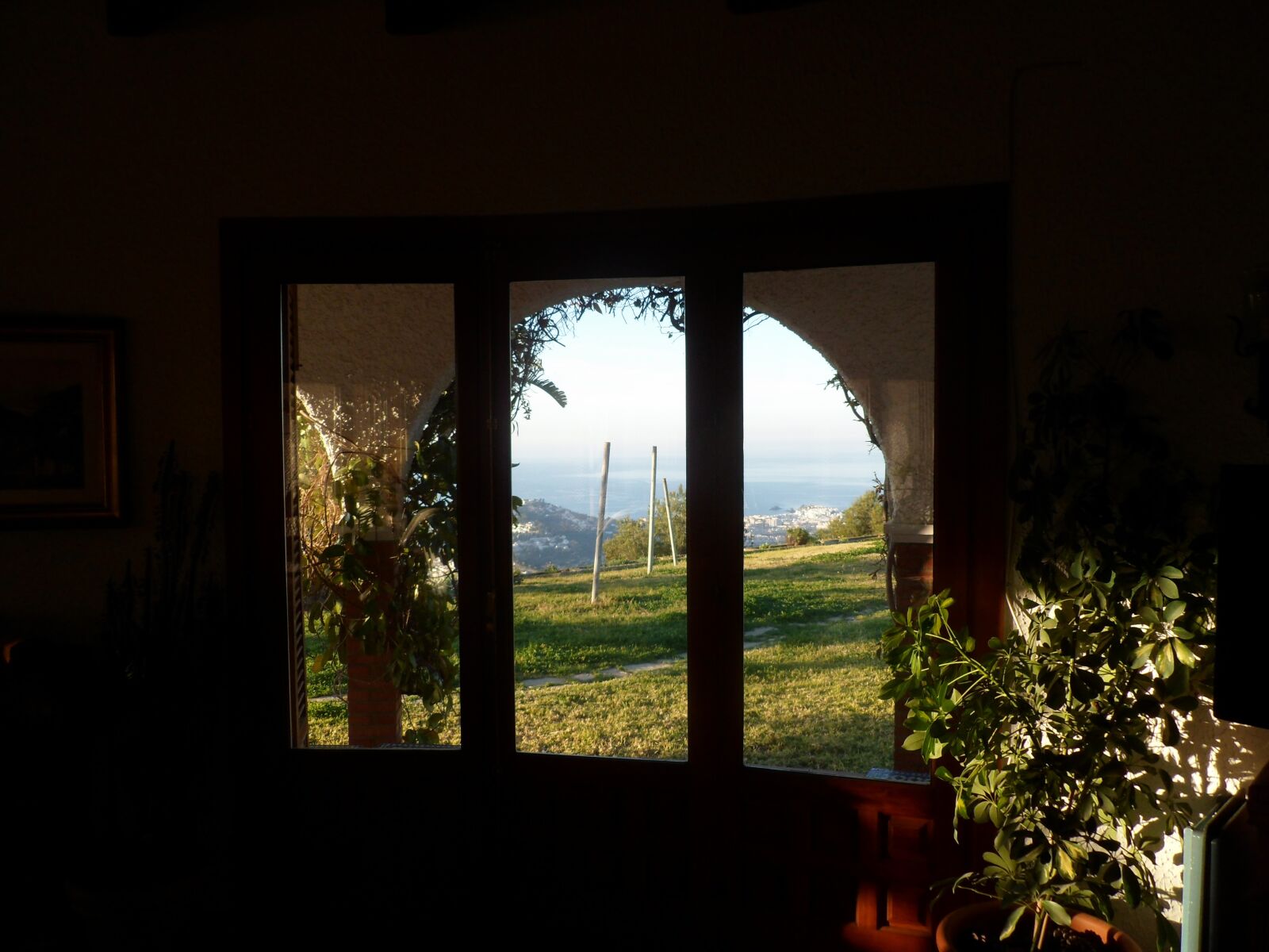 Samsung PL210, PL211 / VLUU PL210, PL211 sample photo. Window, clear dark, landscape photography