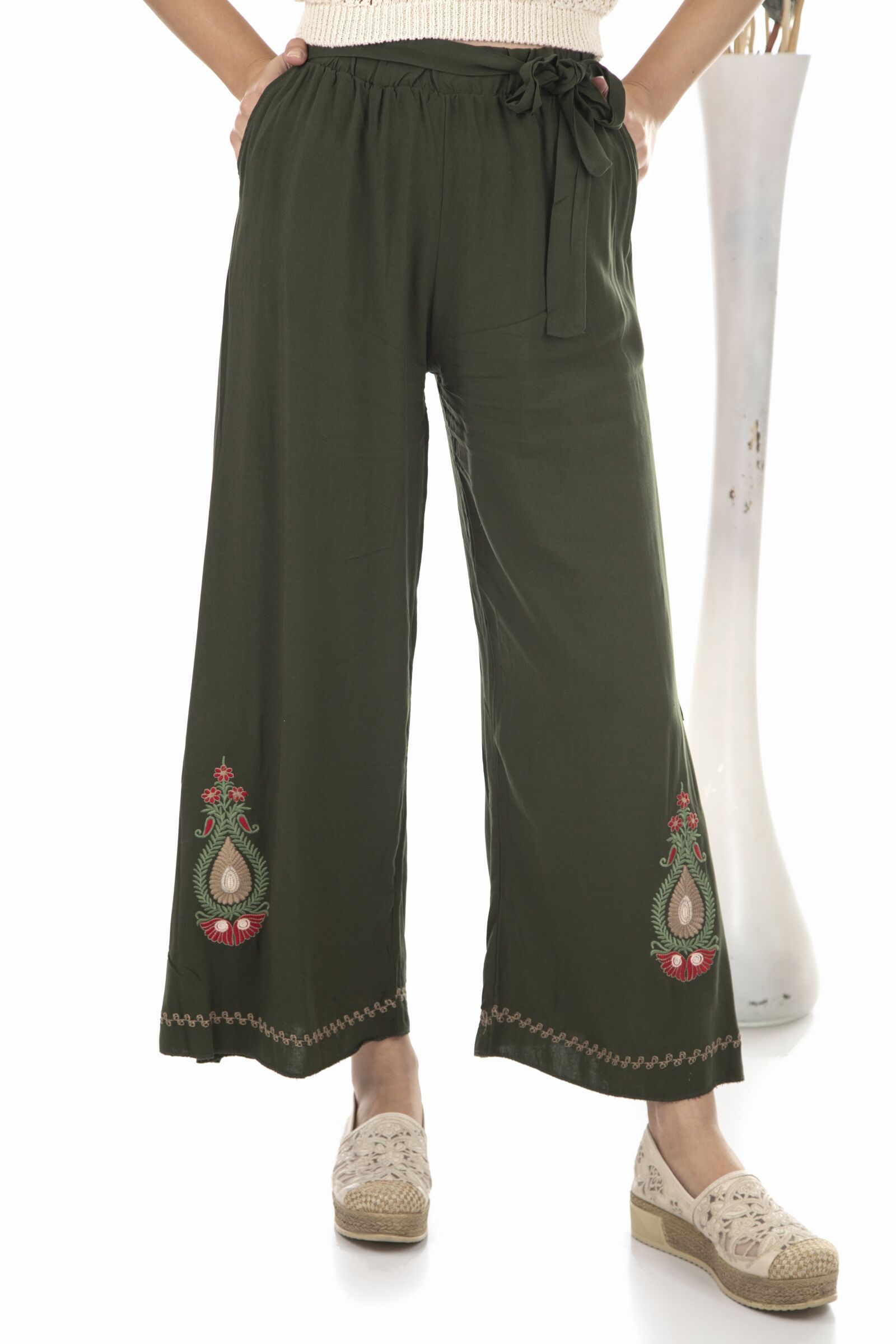 Canon EOS 5D Mark IV sample photo. Pants, fashion, style photography