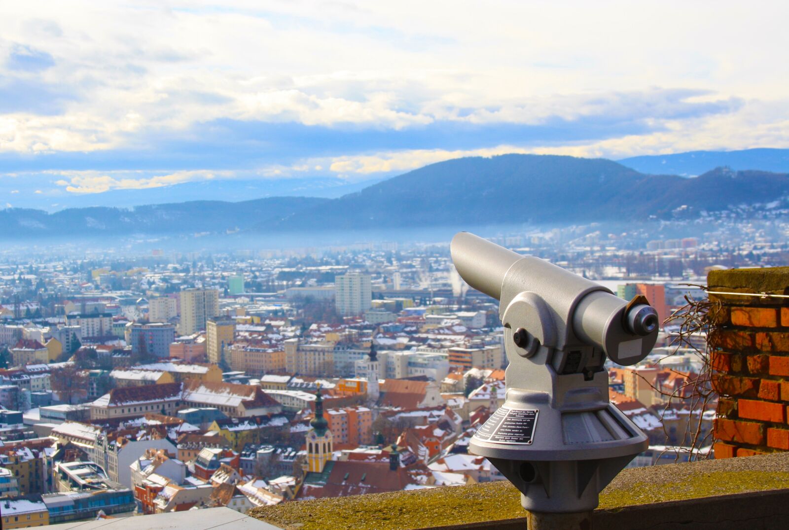Canon EOS 1000D (EOS Digital Rebel XS / EOS Kiss F) sample photo. Graz, binoculars, look photography