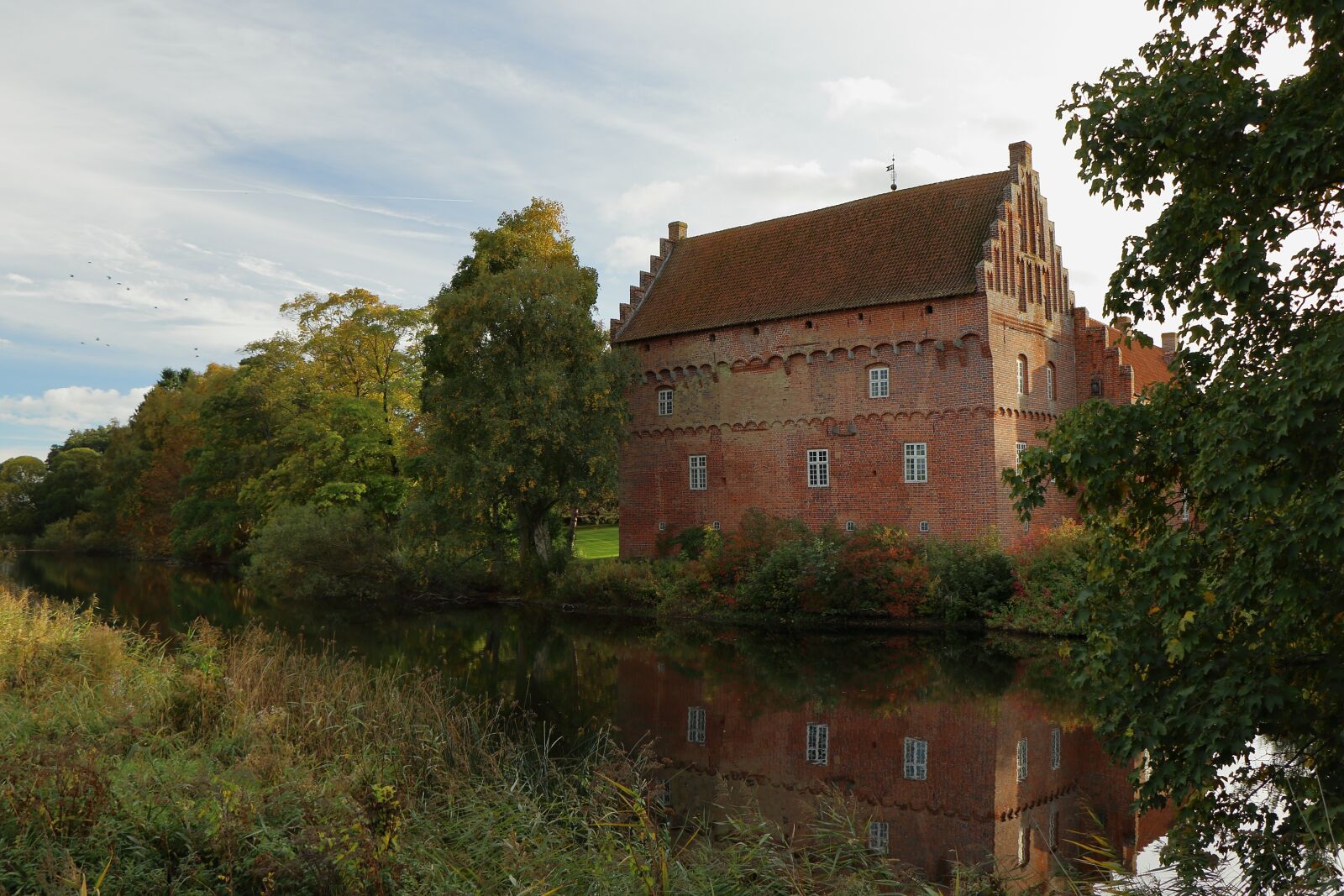 Canon EOS 77D (EOS 9000D / EOS 770D) sample photo. Autumn, historic, building photography