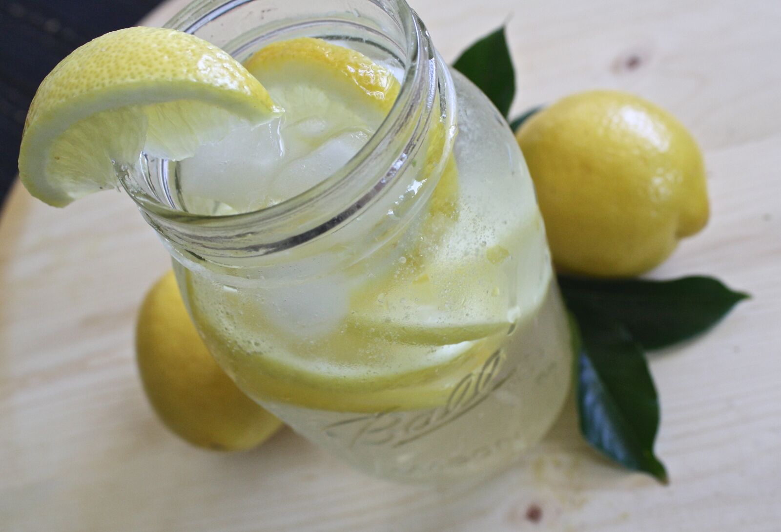 Canon EOS 1000D (EOS Digital Rebel XS / EOS Kiss F) sample photo. Lemon water, lemonade, glass photography