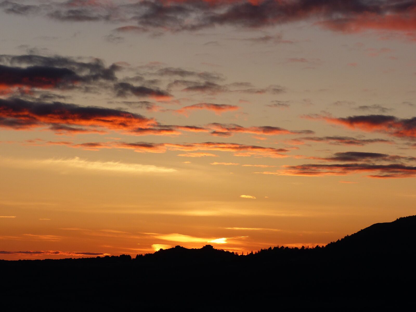 Panasonic Lumix DMC-FZ200 sample photo. Sunrise, clouds, light photography