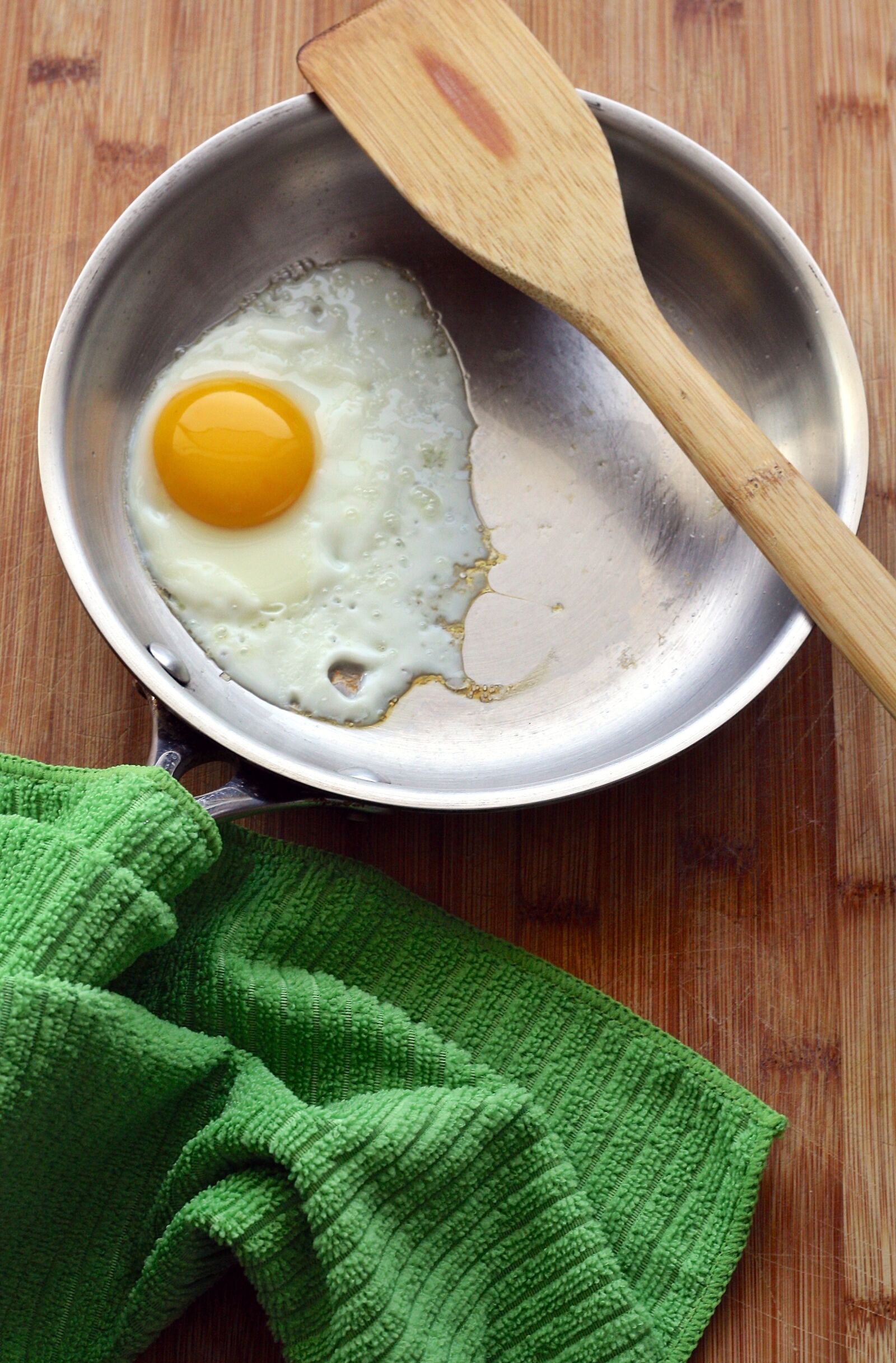 Canon EOS 1000D (EOS Digital Rebel XS / EOS Kiss F) sample photo. Eggs, fried, sunny side photography