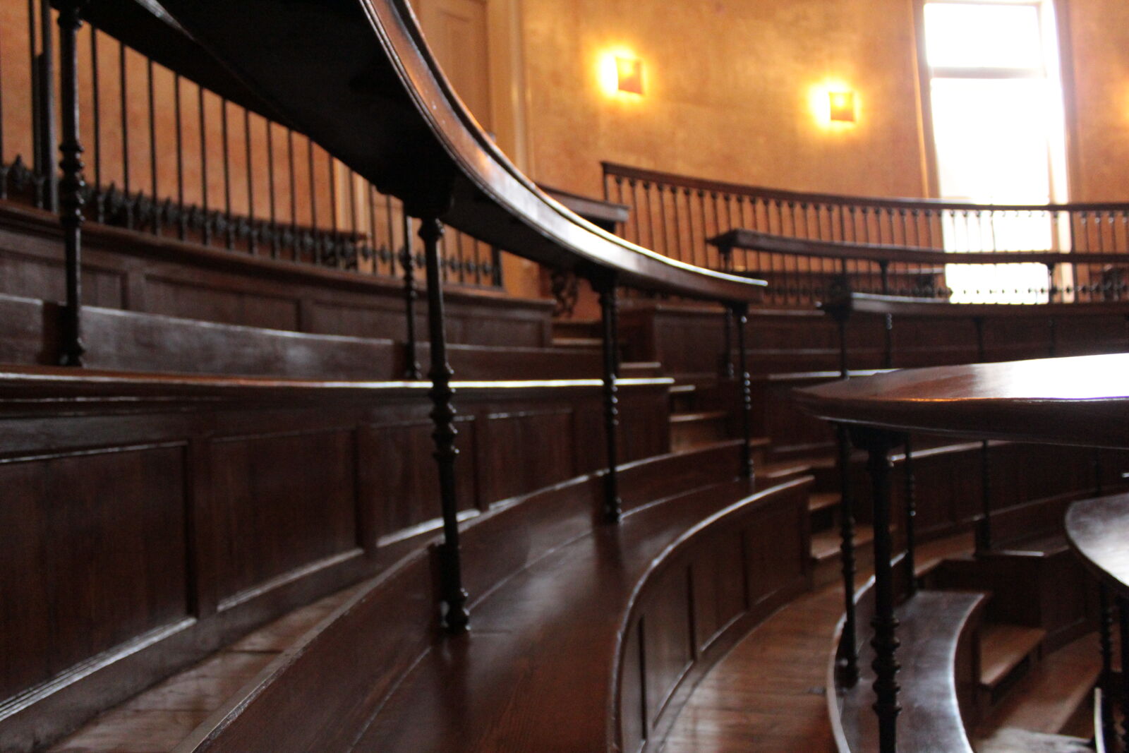 Canon EOS 550D (EOS Rebel T2i / EOS Kiss X4) sample photo. Benches photography