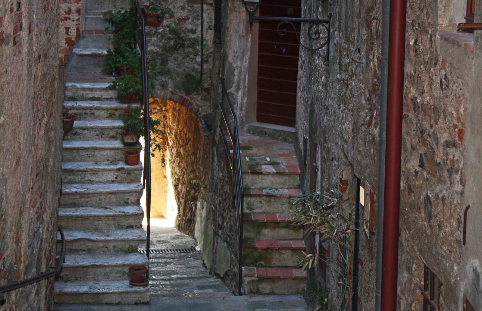 Canon EOS 450D (EOS Rebel XSi / EOS Kiss X2) sample photo. Alley, archway, cobblestone, cozy photography