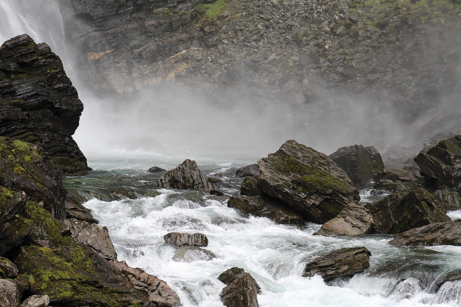 Canon EOS 750D (EOS Rebel T6i / EOS Kiss X8i) sample photo. Waterfall, fog, landscape photography