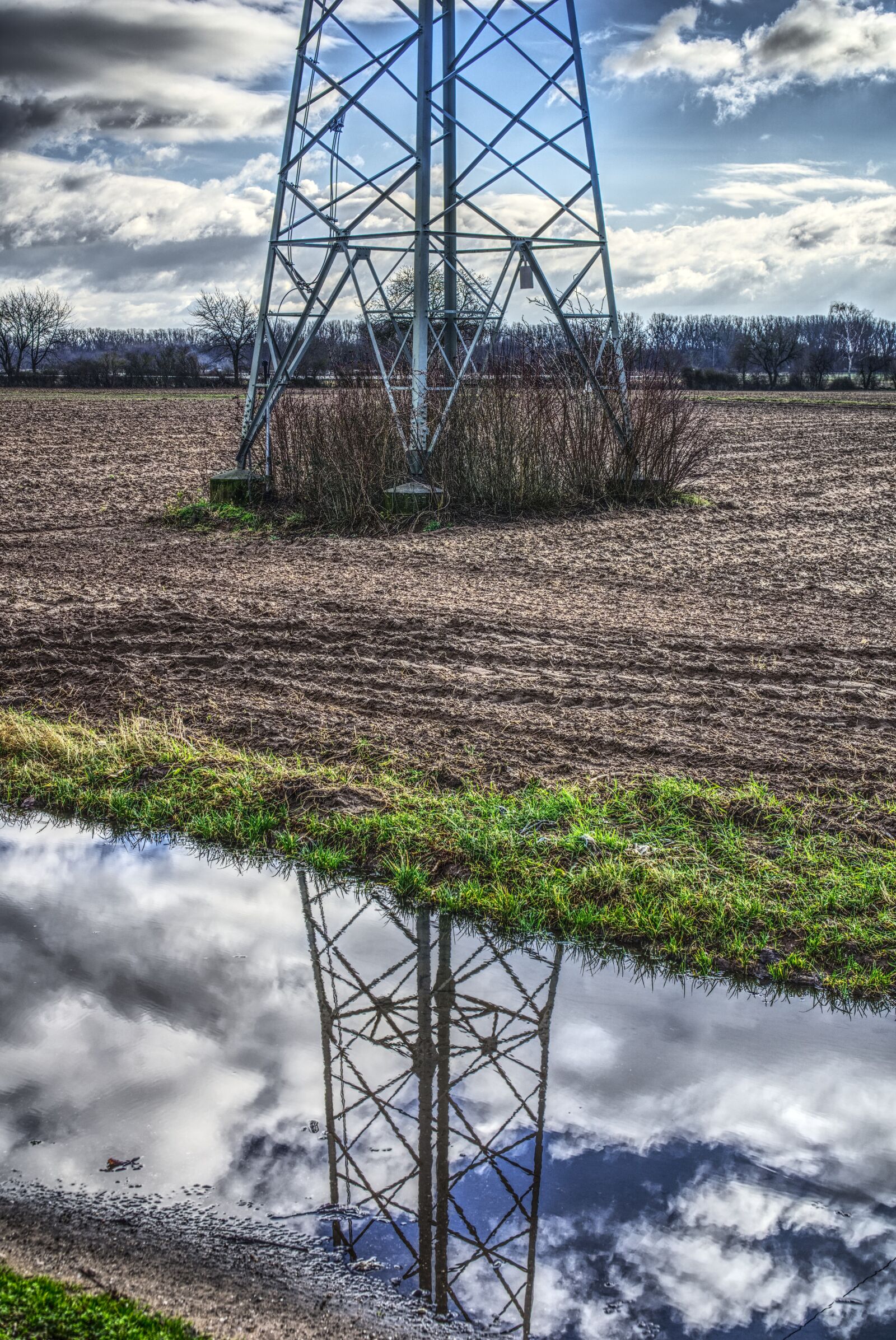 Sony a6000 + Sony E 35mm F1.8 OSS sample photo. Strommast, puddle, mirroring photography