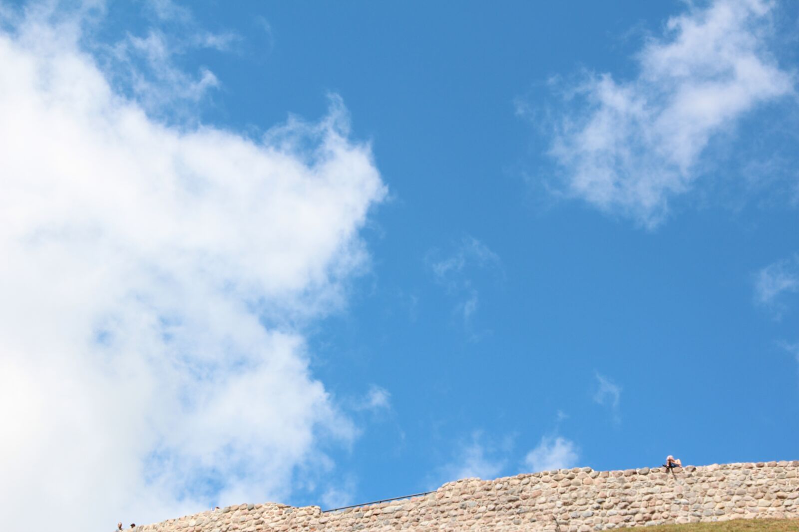 Canon EOS 600D (Rebel EOS T3i / EOS Kiss X5) sample photo. Sky, wall, clouds photography