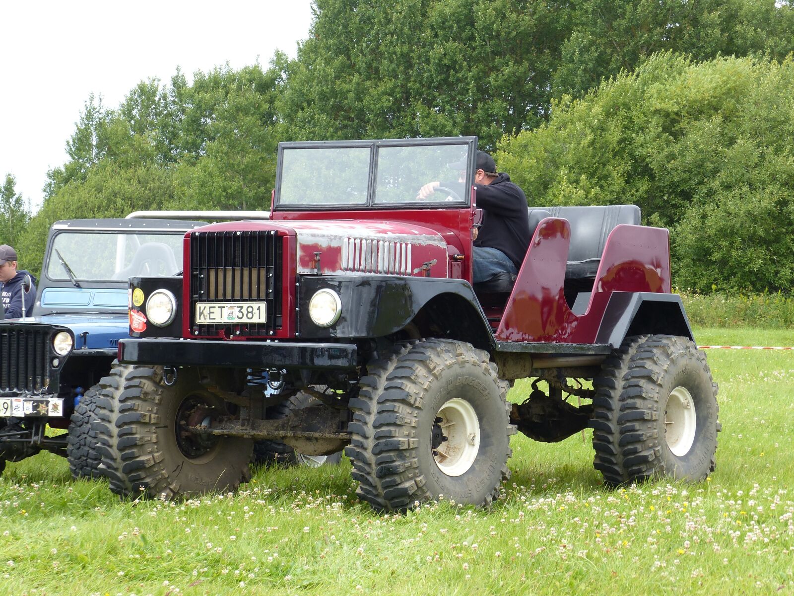 Panasonic Lumix DMC-FZ200 sample photo. Exhibition, jeep, grass photography