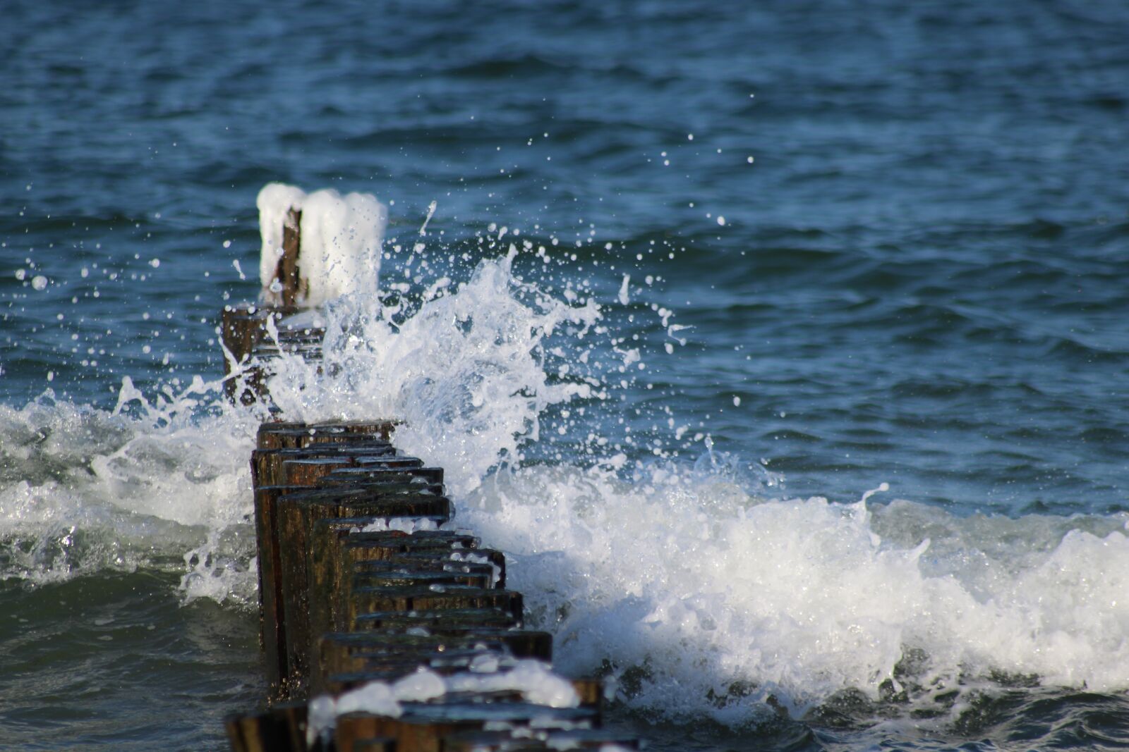 Canon EOS 1300D (EOS Rebel T6 / EOS Kiss X80) sample photo. Sea, water, spray photography