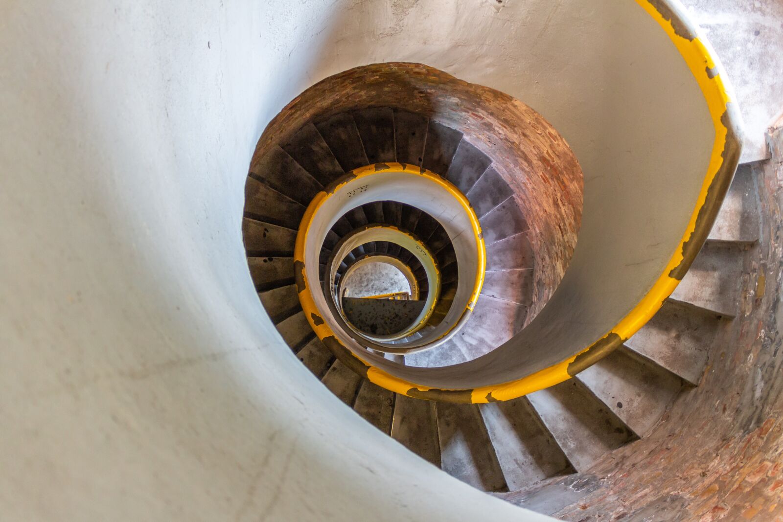 Canon EOS 100D (EOS Rebel SL1 / EOS Kiss X7) sample photo. Stairs, snail, lighthouse photography