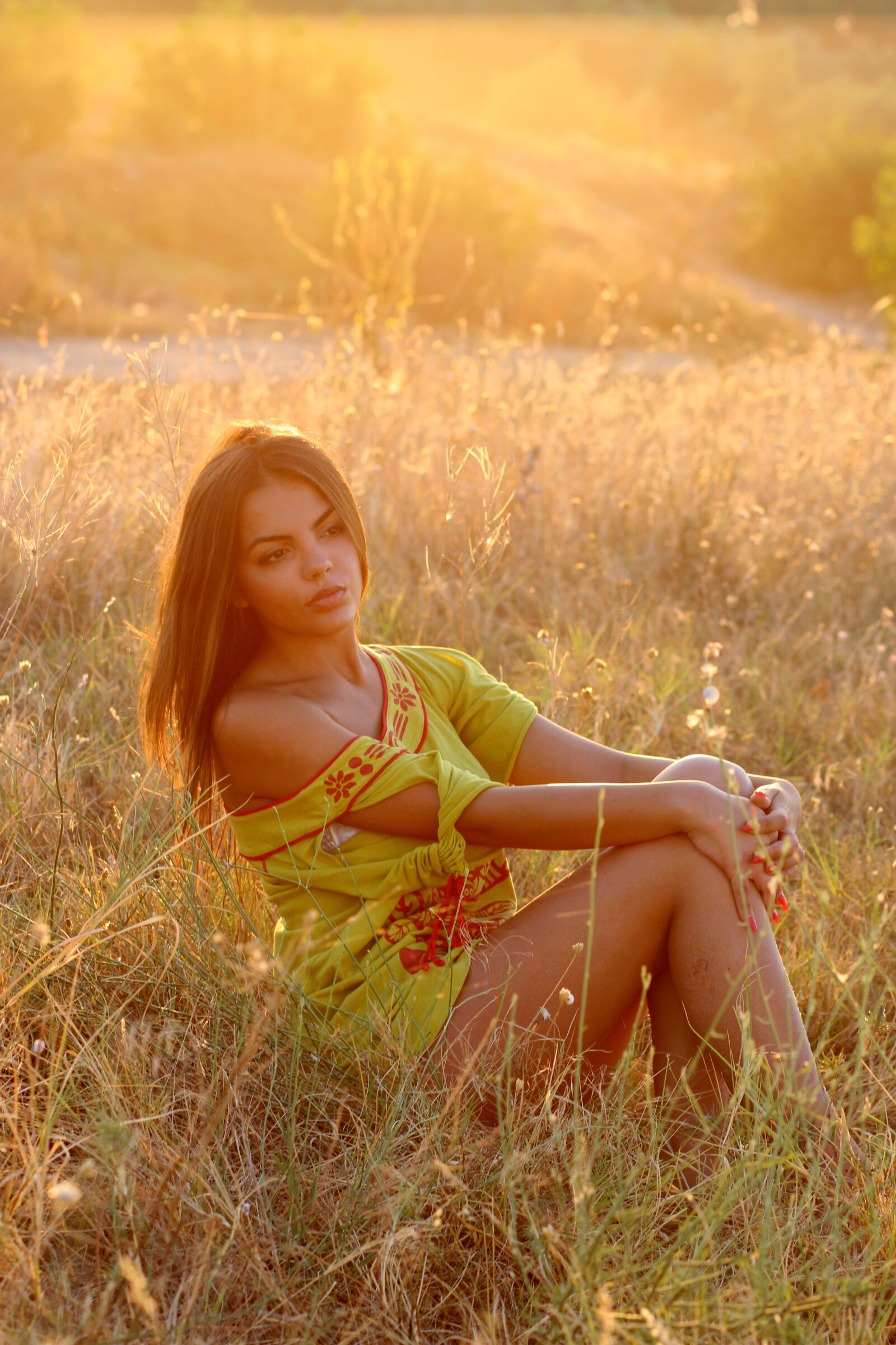 Canon EOS 700D (EOS Rebel T5i / EOS Kiss X7i) + Canon EF 85mm F1.8 USM sample photo. Girl, grass, sunset photography