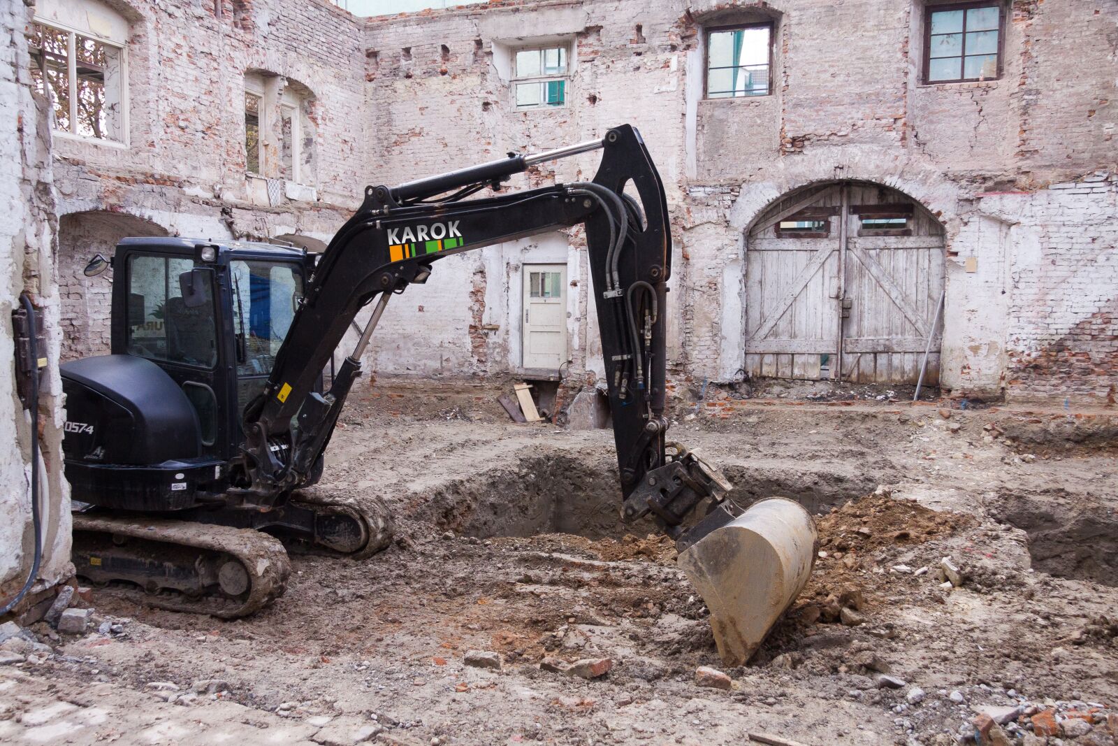 Canon EF-S 17-85mm F4-5.6 IS USM sample photo. Excavators, facade, gutted photography