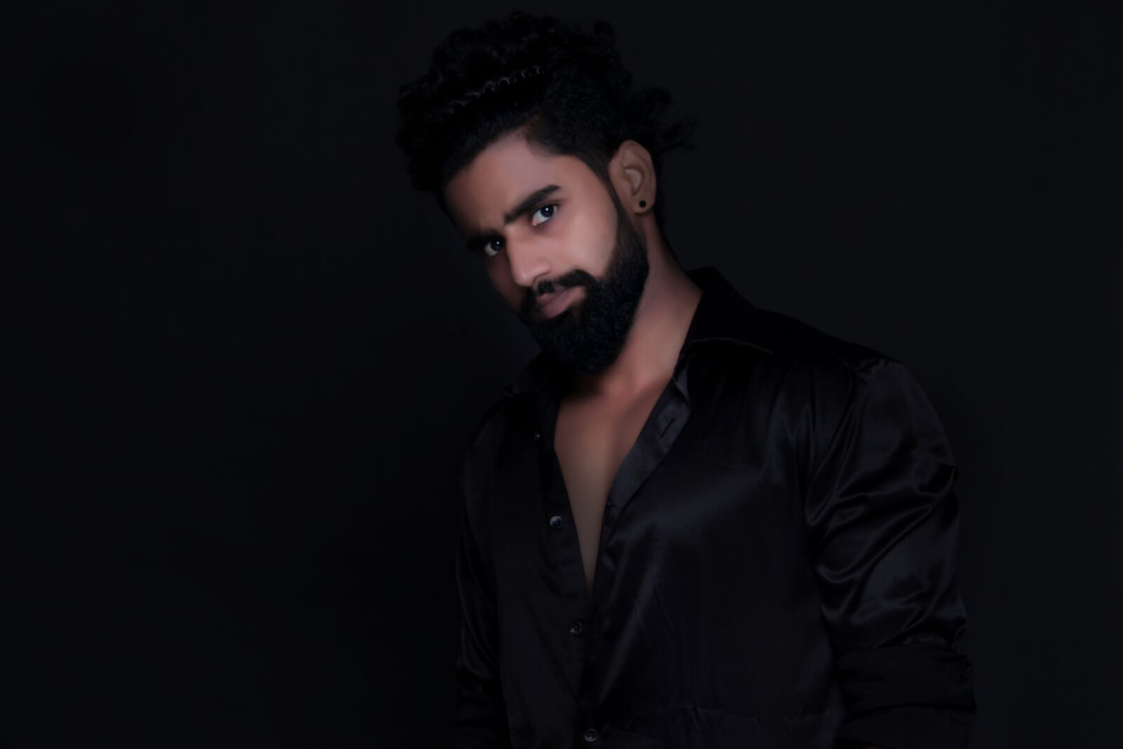 Canon EF-S 55-250mm F4-5.6 IS II sample photo. Young man, beard, black photography