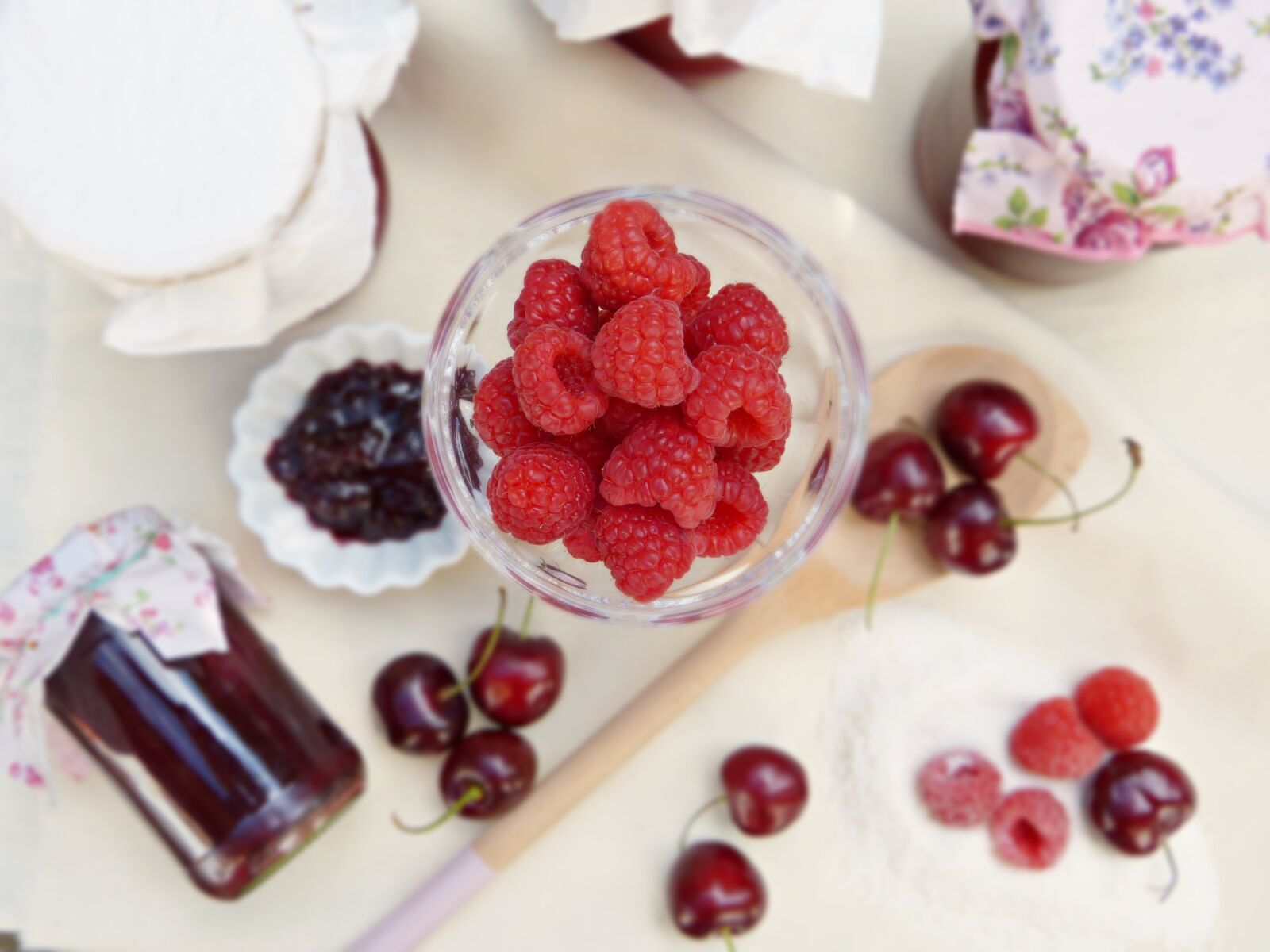 Panasonic Lumix DMC-FZ150 sample photo. Raspberries, jam, boil down photography