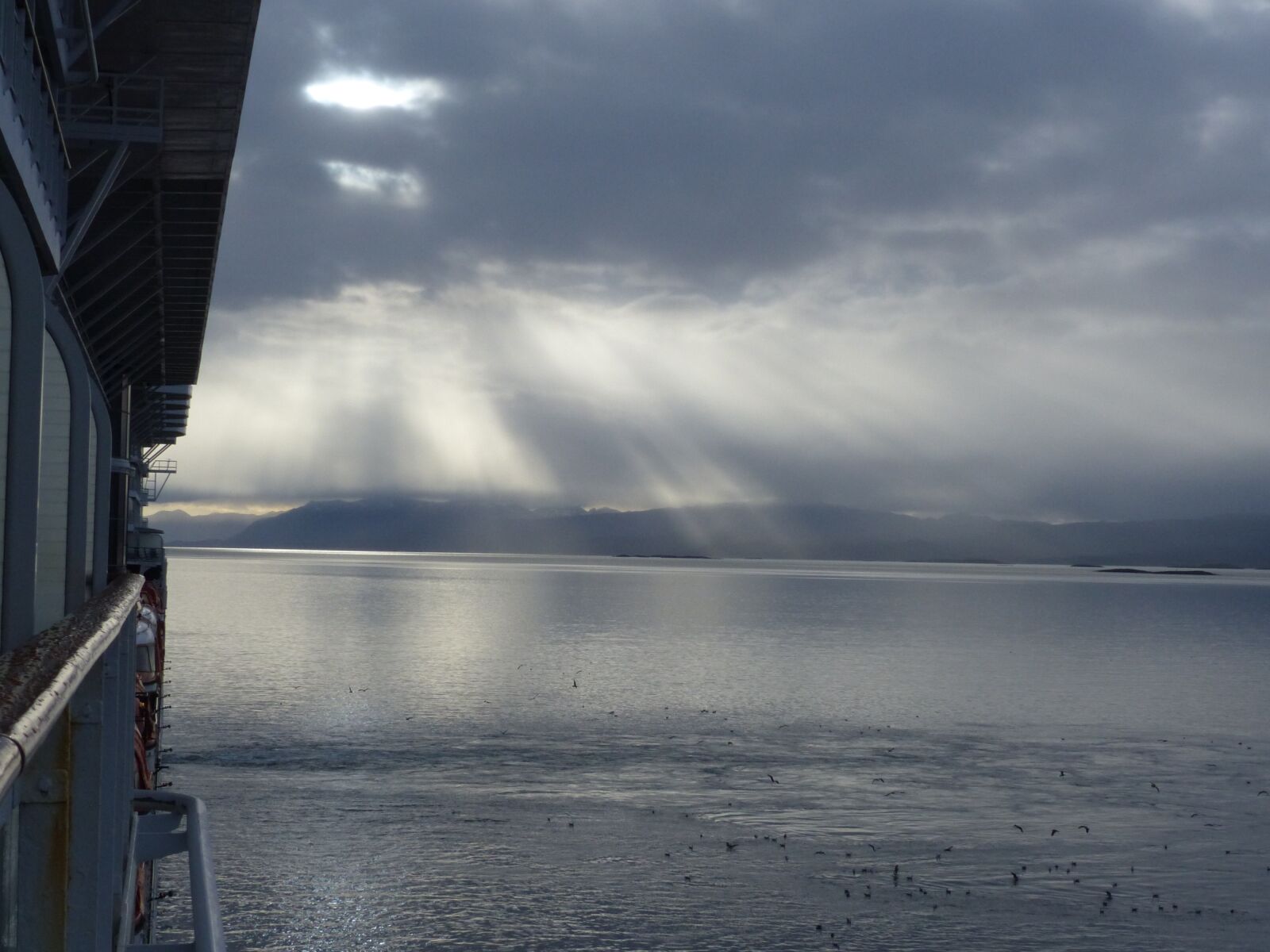 Panasonic Lumix DMC-FZ200 sample photo. Calm sea, sky, ray photography