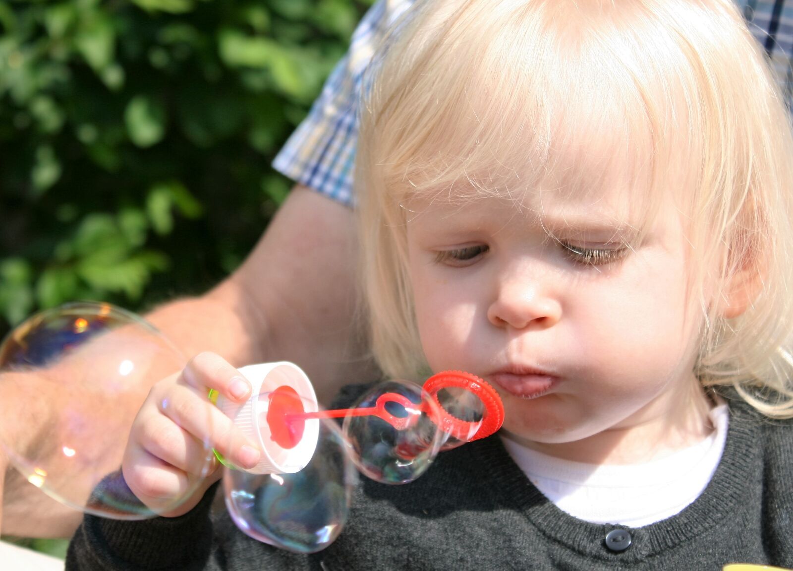 Canon EOS 400D (EOS Digital Rebel XTi / EOS Kiss Digital X) sample photo. Child, soap bubbles, fun photography