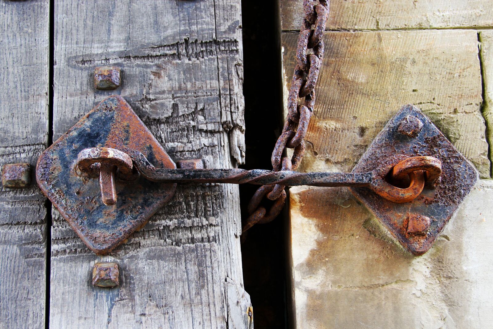 Canon EF-S 18-135mm F3.5-5.6 IS sample photo. Latch, catch, lock photography