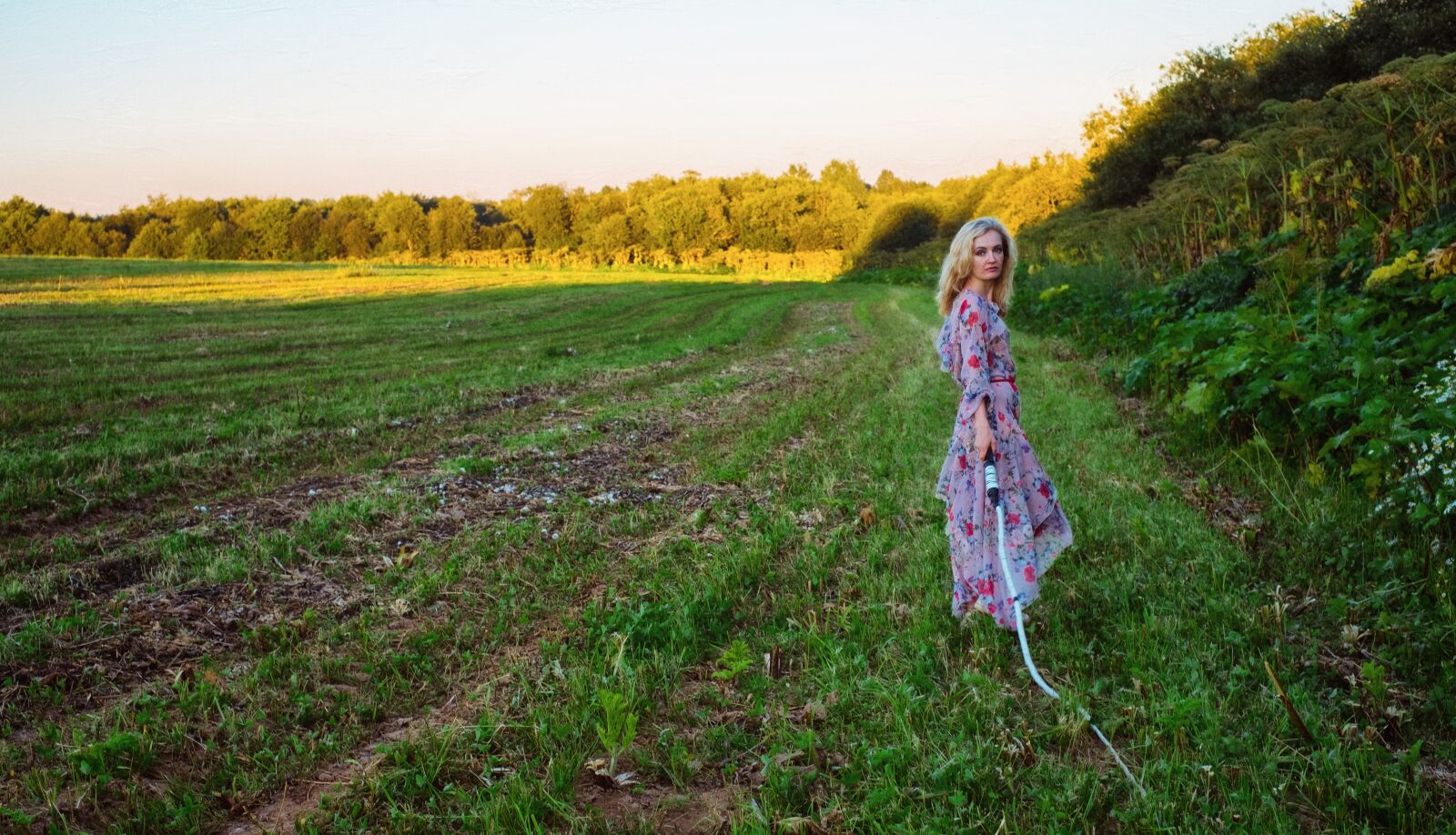 Fujifilm X-E1 + Fujifilm XF 35mm F1.4 R sample photo. Girl, summer, hogweed photography